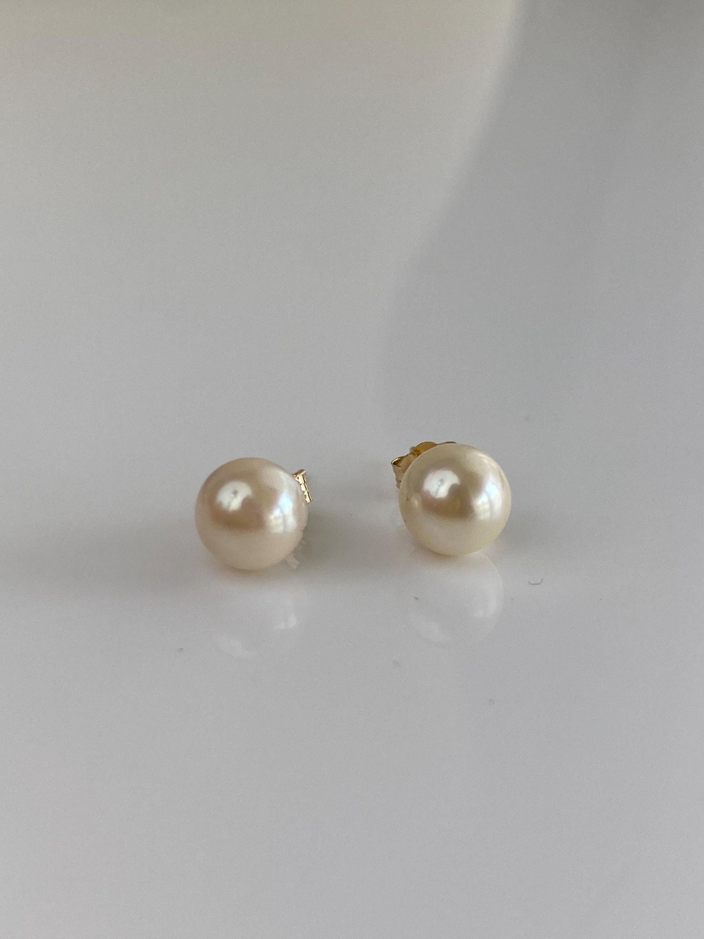 Vintage Solid 14k Yellow Gold Pearl Stud Earrings