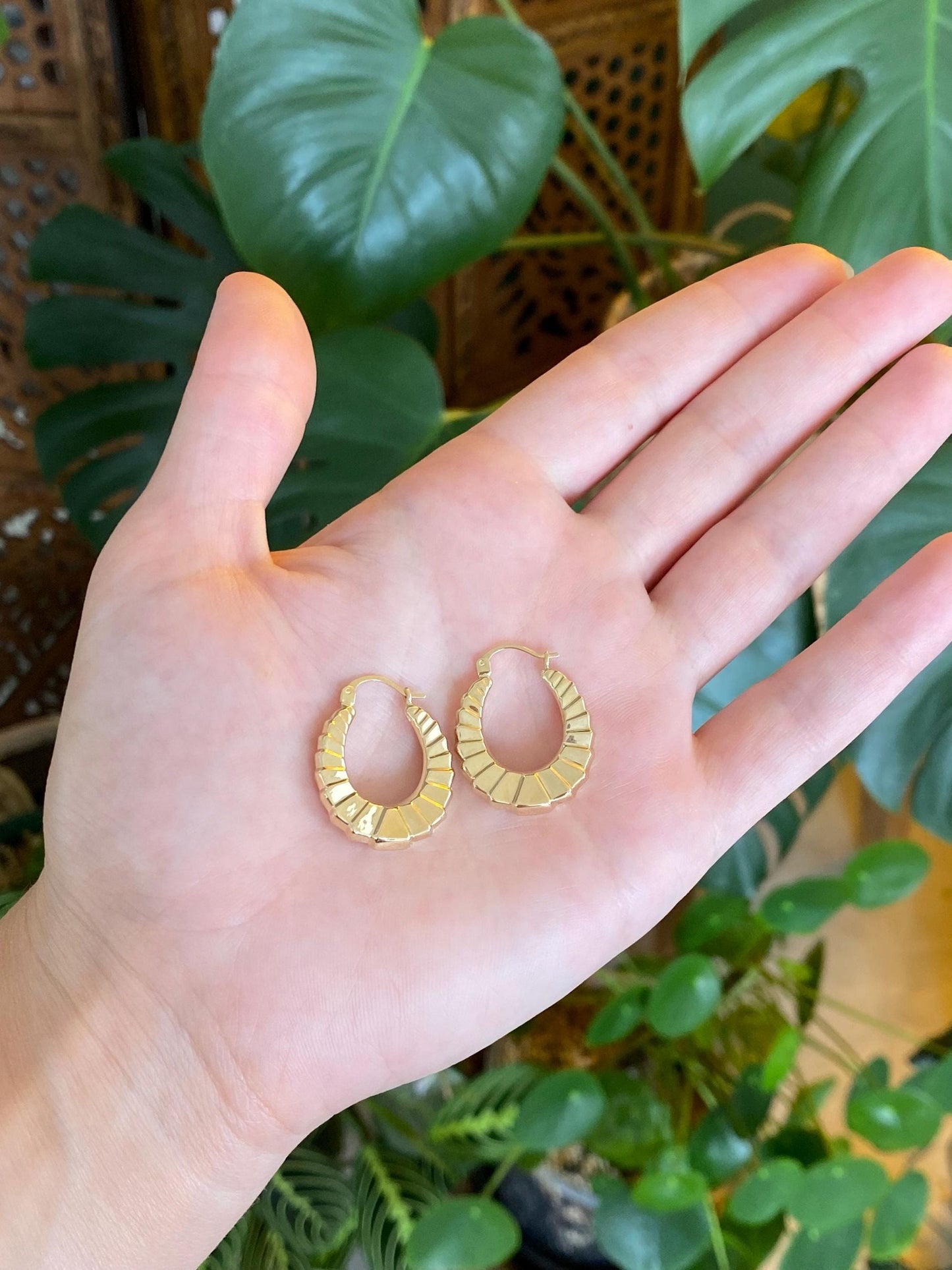 Vintage 14k Yellow Gold Oval Scalloped Hoop Earrings
