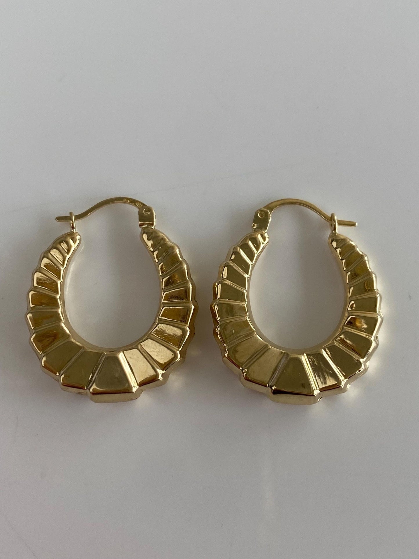 Vintage 14k Yellow Gold Oval Scalloped Hoop Earrings