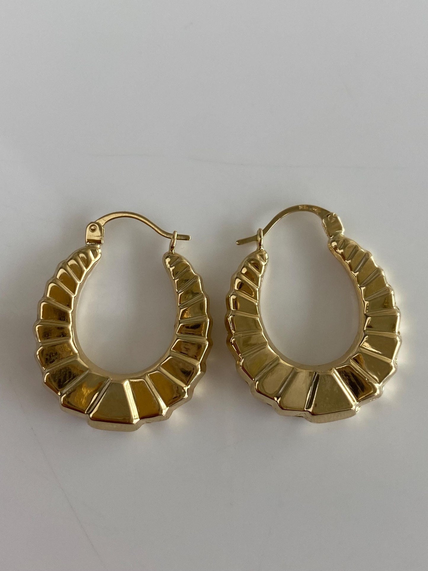 Vintage 14k Yellow Gold Oval Scalloped Hoop Earrings