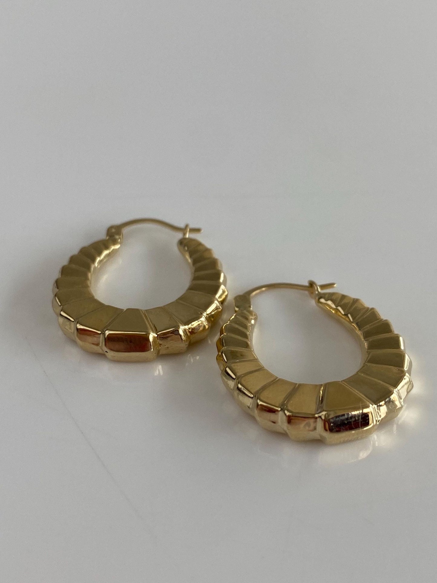 Vintage 14k Yellow Gold Oval Scalloped Hoop Earrings