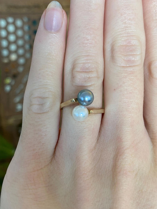 Vintage Solid 14k Yellow Gold White & Peacock Pearls Ring - Size 5.25