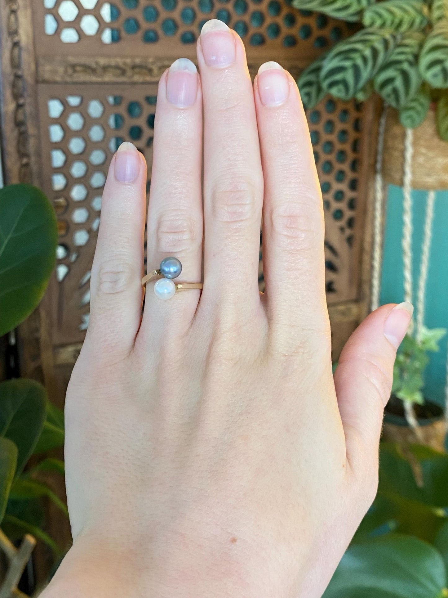 Vintage Solid 14k Yellow Gold White & Peacock Pearls Ring - Size 5.25