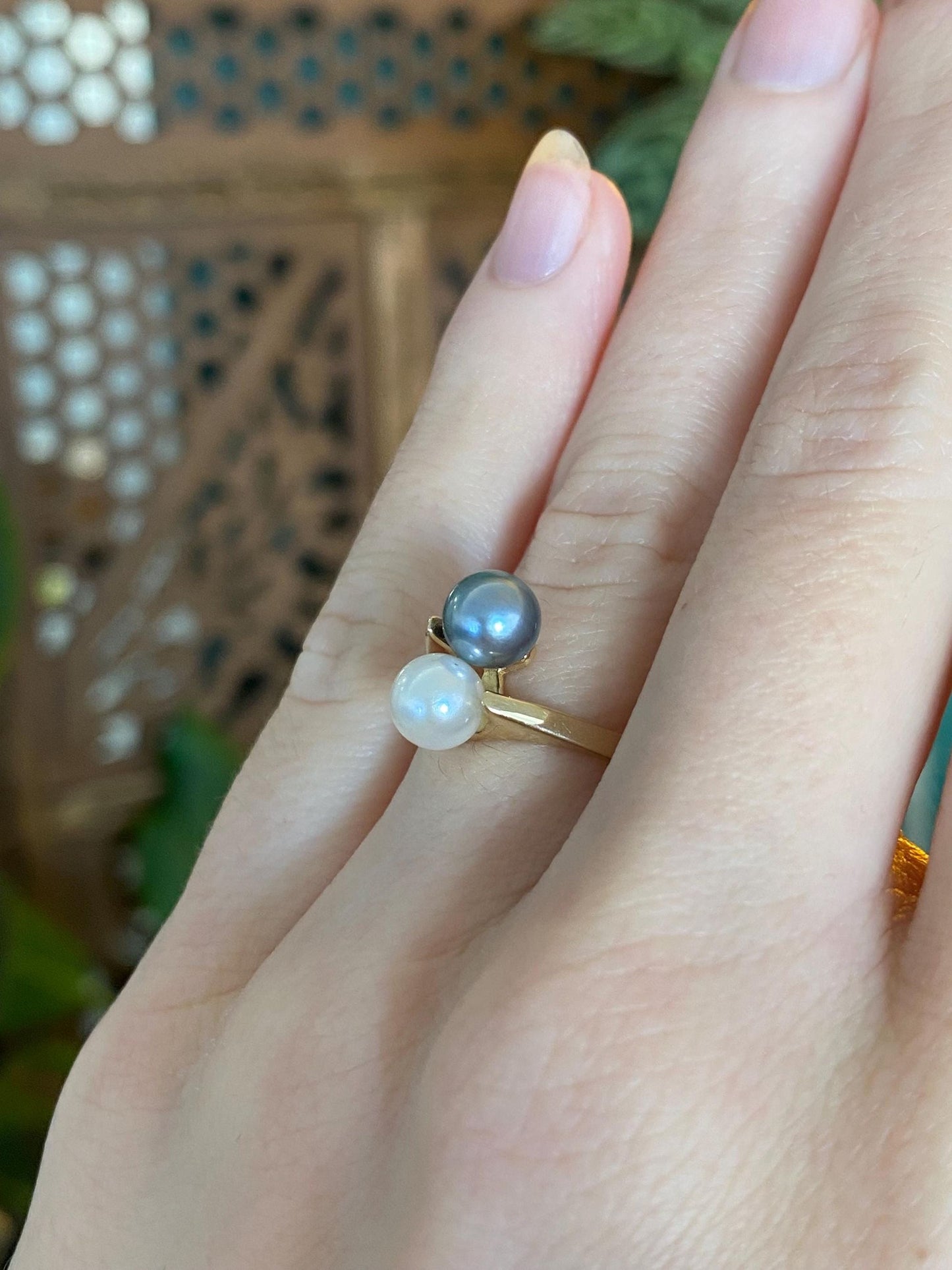Vintage Solid 14k Yellow Gold White & Peacock Pearls Ring - Size 5.25
