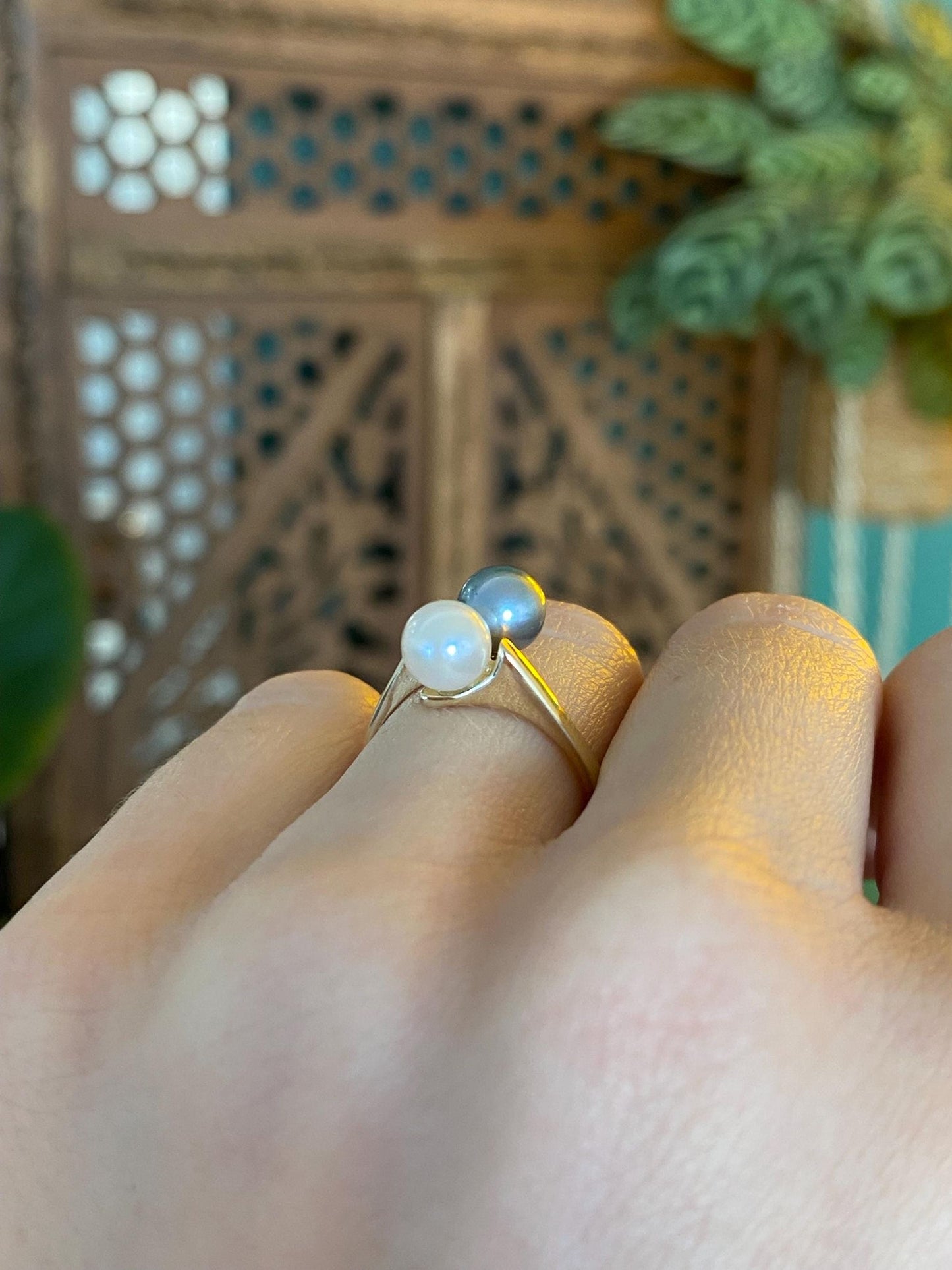 Vintage Solid 14k Yellow Gold White & Peacock Pearls Ring - Size 5.25