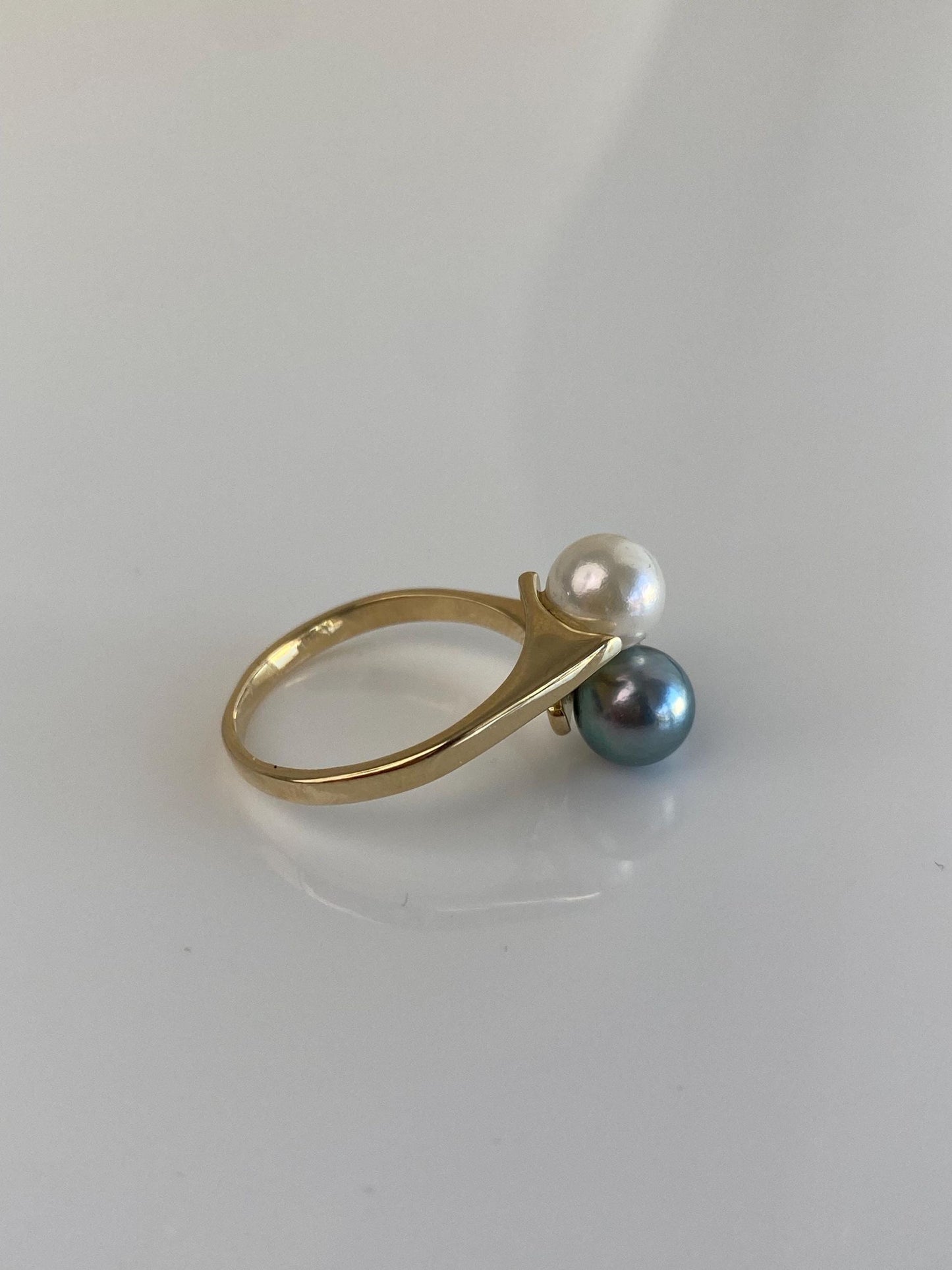 Vintage Solid 14k Yellow Gold White & Peacock Pearls Ring - Size 5.25