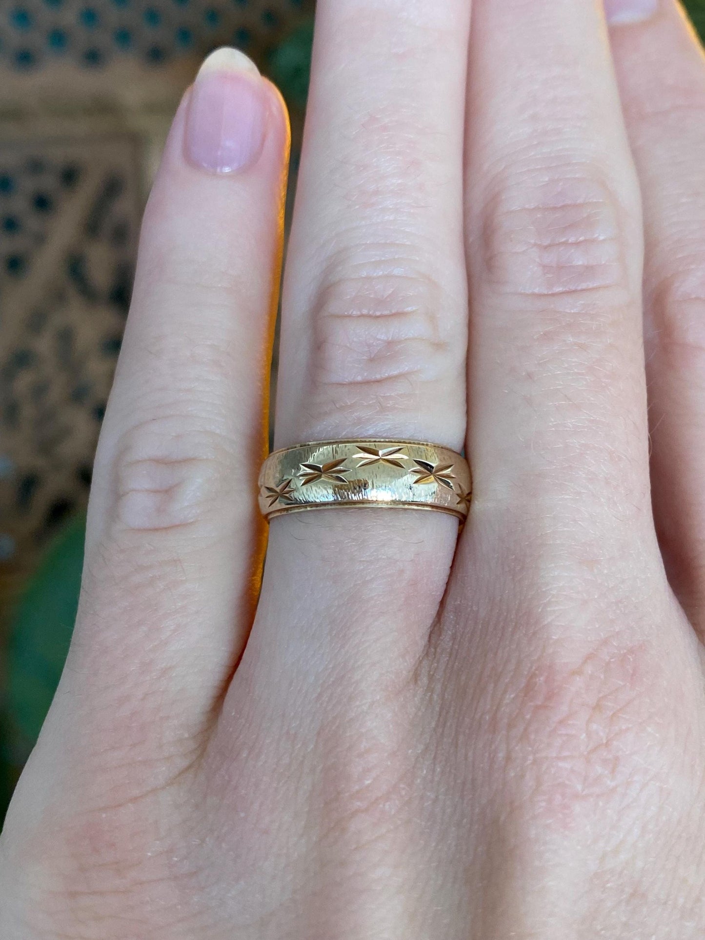 Vintage Solid 14k Yellow Gold Diamond Cut Stars Ring Band - Size 5.75