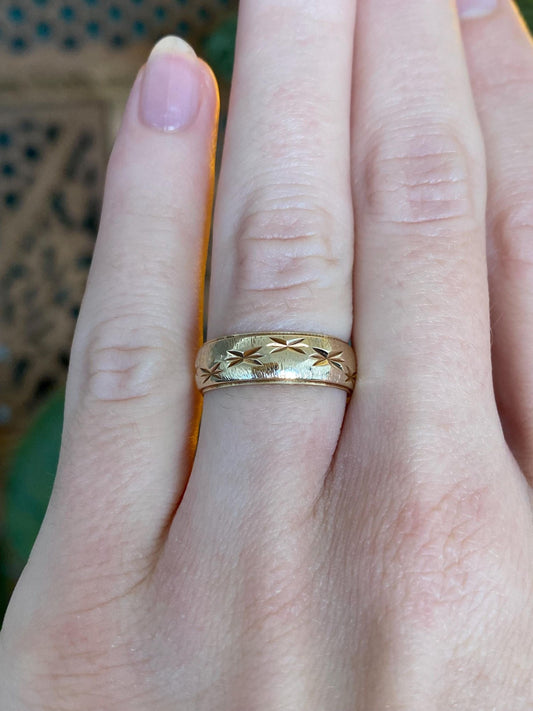 Vintage Solid 14k Yellow Gold Diamond Cut Stars Ring Band - Size 5.75