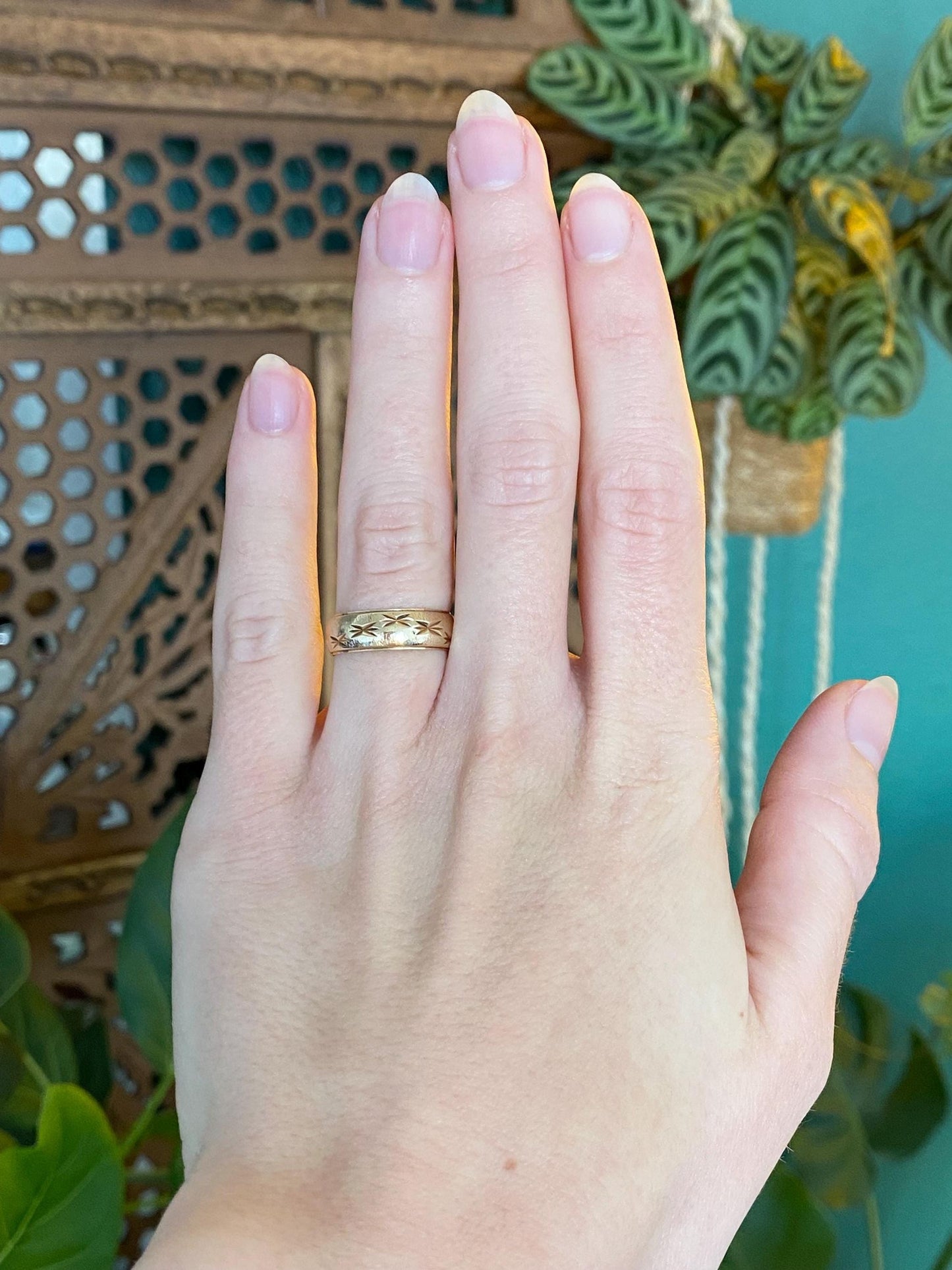 Vintage Solid 14k Yellow Gold Diamond Cut Stars Ring Band - Size 5.75