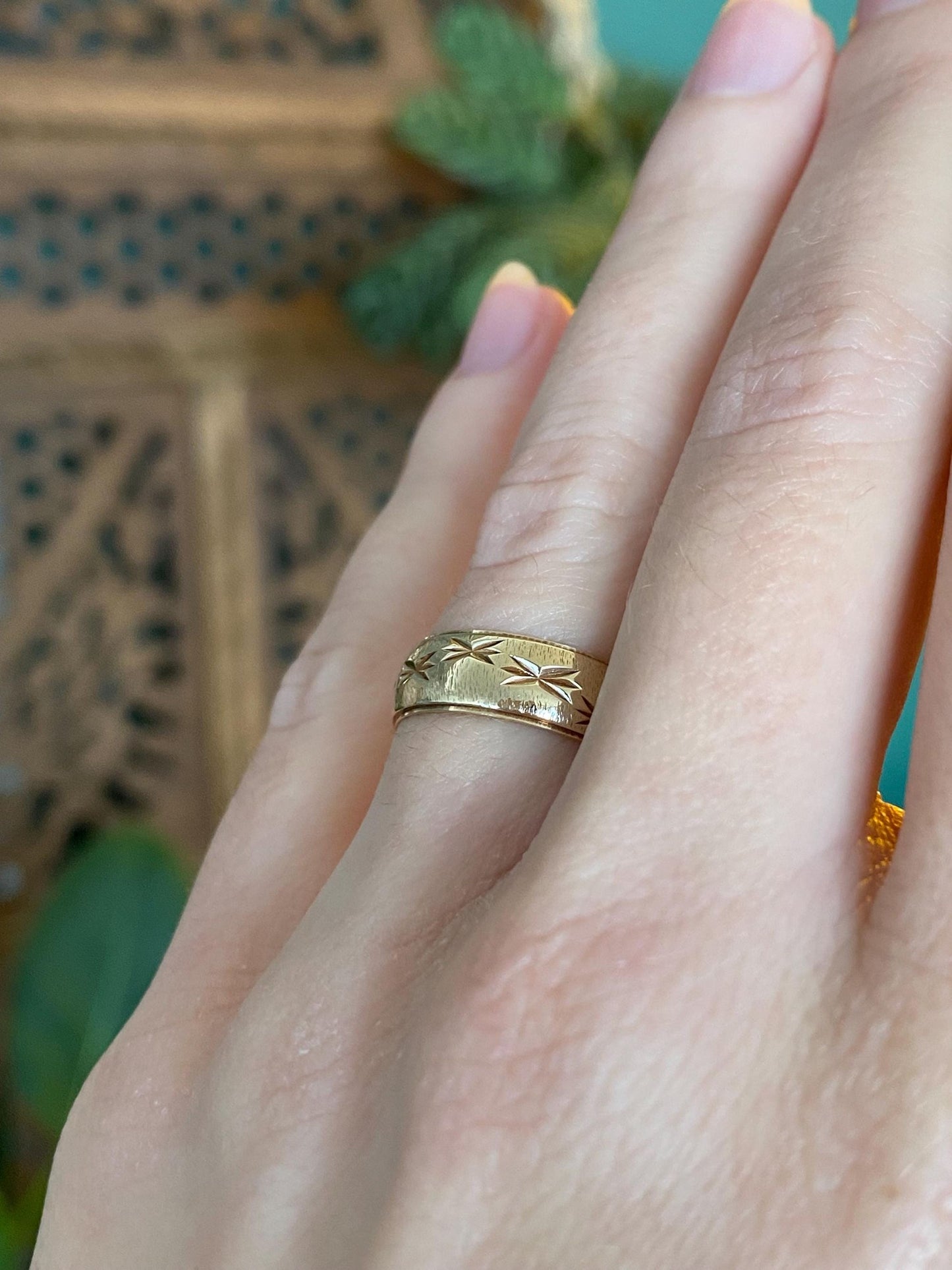 Vintage Solid 14k Yellow Gold Diamond Cut Stars Ring Band - Size 5.75