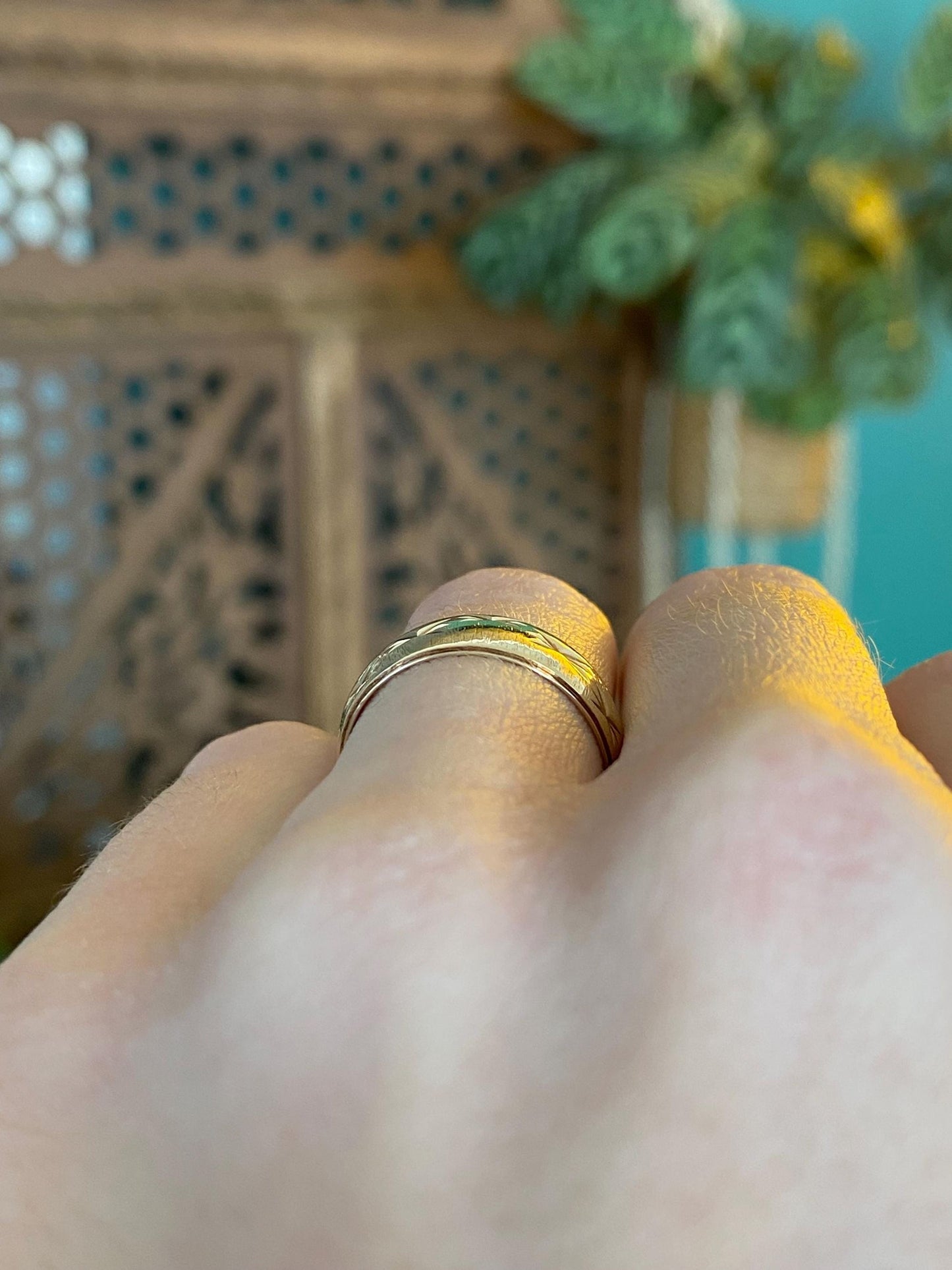 Vintage Solid 14k Yellow Gold Diamond Cut Stars Ring Band - Size 5.75