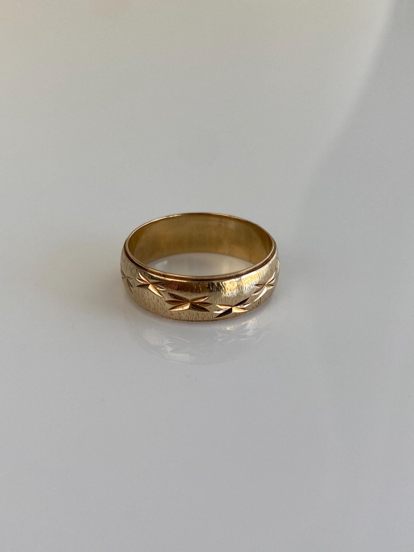 Vintage Solid 14k Yellow Gold Diamond Cut Stars Ring Band - Size 5.75