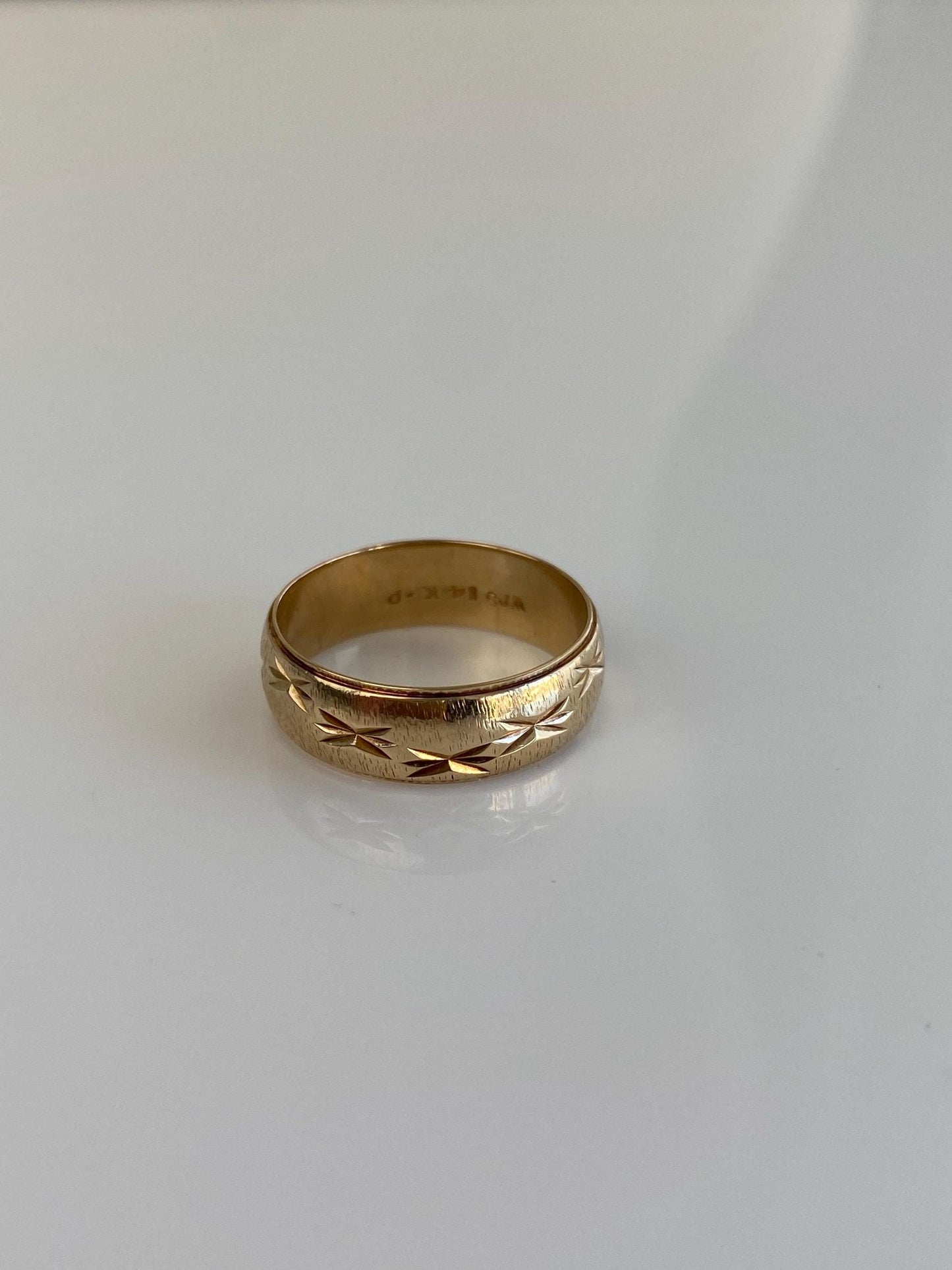 Vintage Solid 14k Yellow Gold Diamond Cut Stars Ring Band - Size 5.75