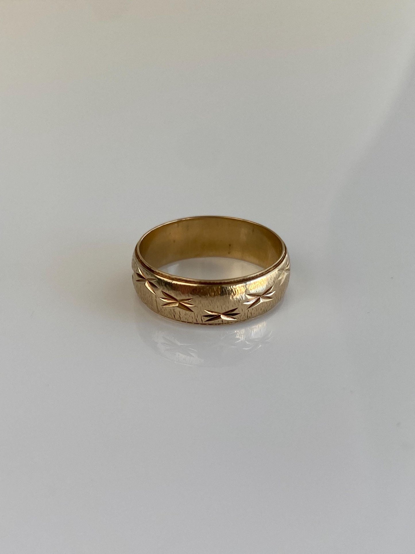 Vintage Solid 14k Yellow Gold Diamond Cut Stars Ring Band - Size 5.75