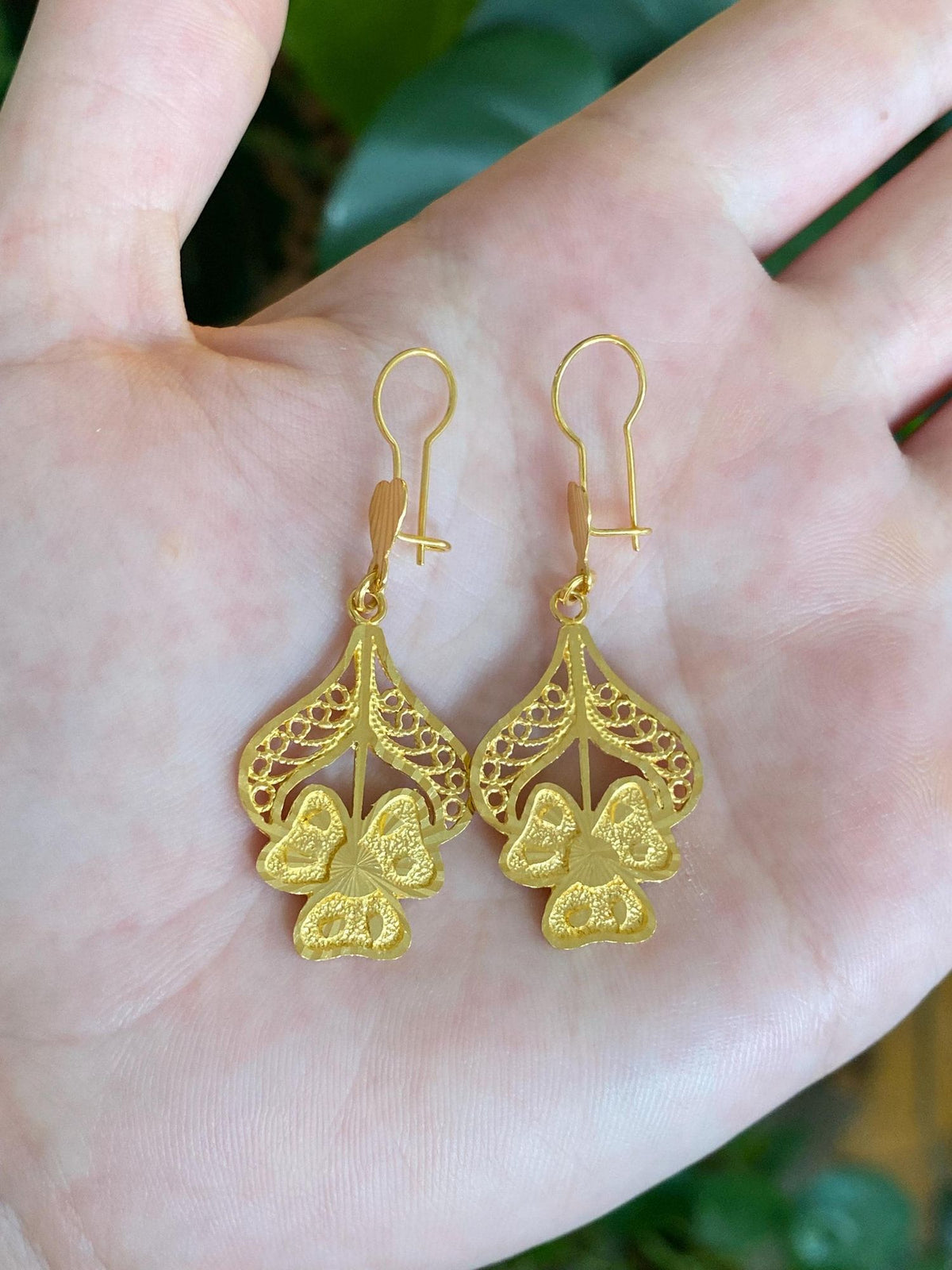 Vintage Solid 22k Yellow Gold Diamond Cut Filigree Dangle Earrings