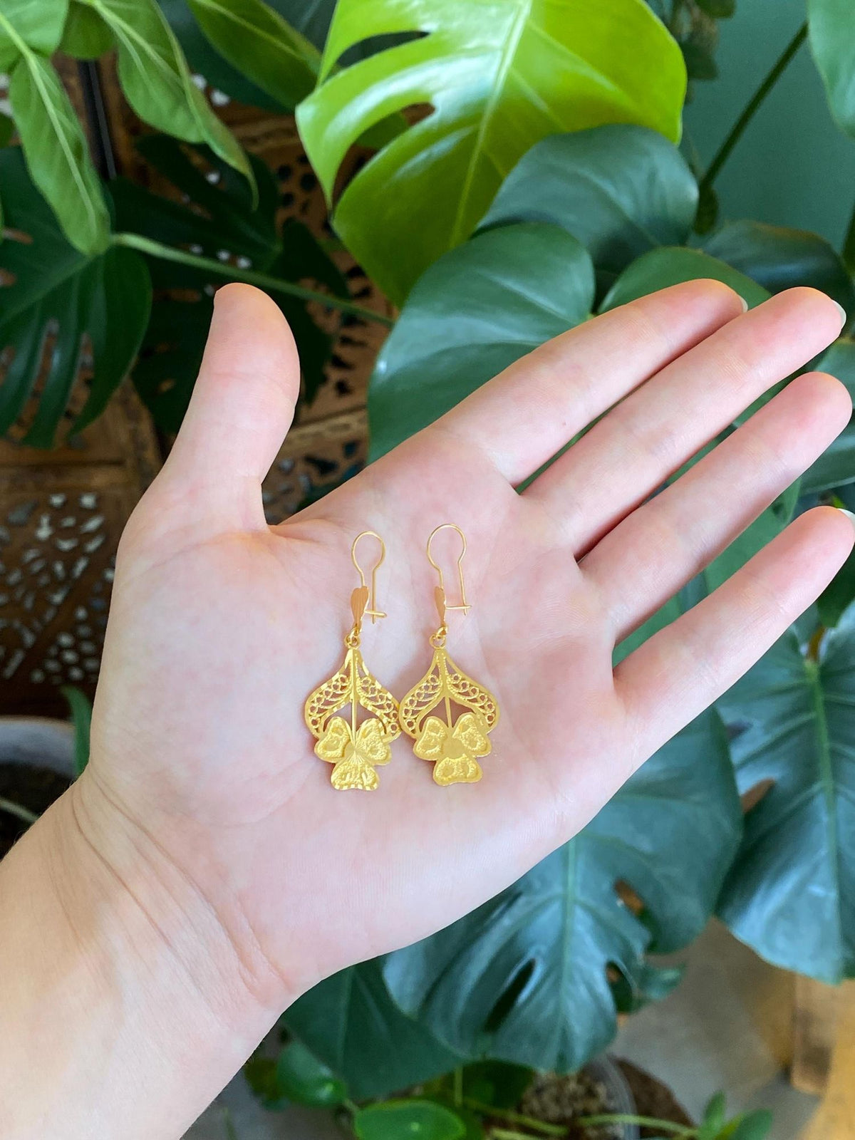 Vintage Solid 22k Yellow Gold Diamond Cut Filigree Dangle Earrings