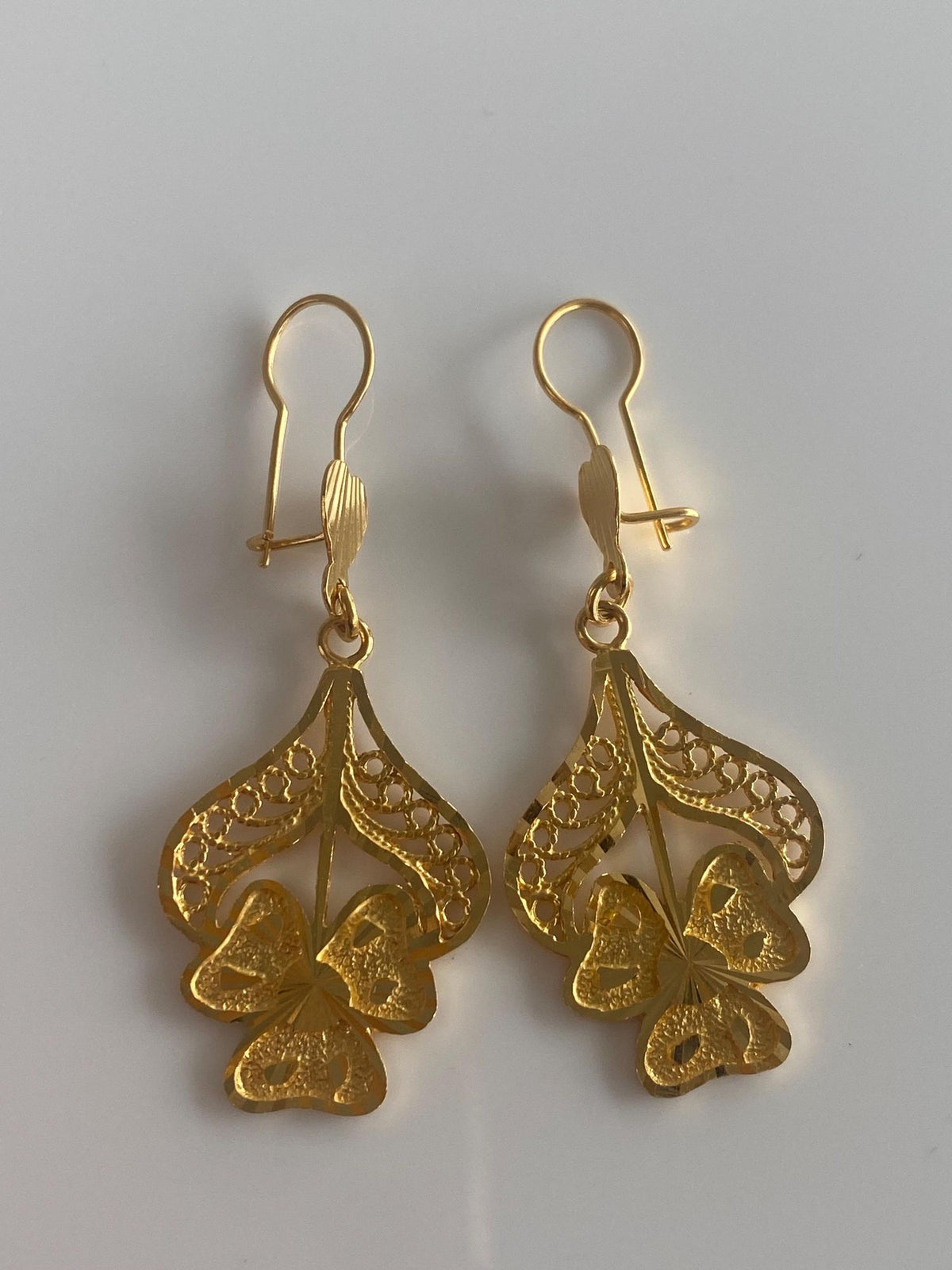 Vintage Solid 22k Yellow Gold Diamond Cut Filigree Dangle Earrings