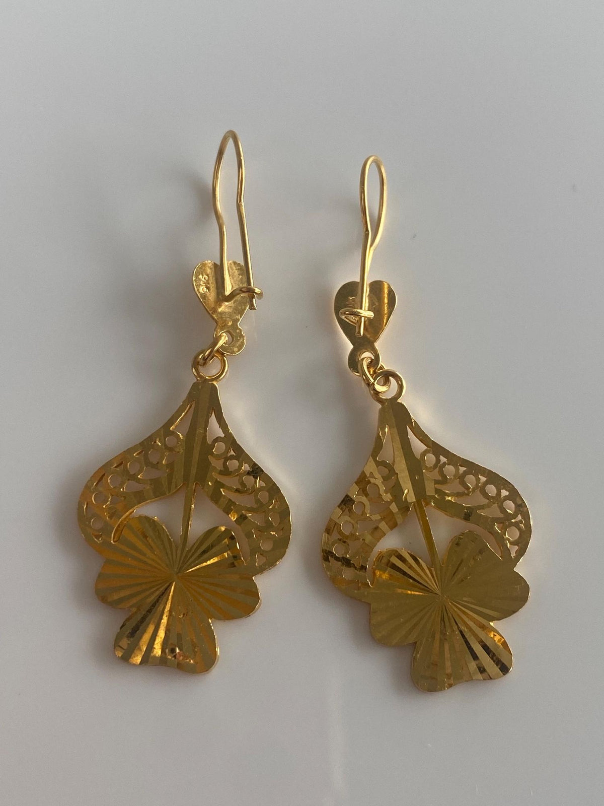 Vintage Solid 22k Yellow Gold Diamond Cut Filigree Dangle Earrings