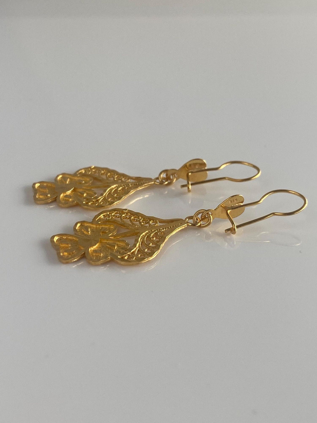 Vintage Solid 22k Yellow Gold Diamond Cut Filigree Dangle Earrings