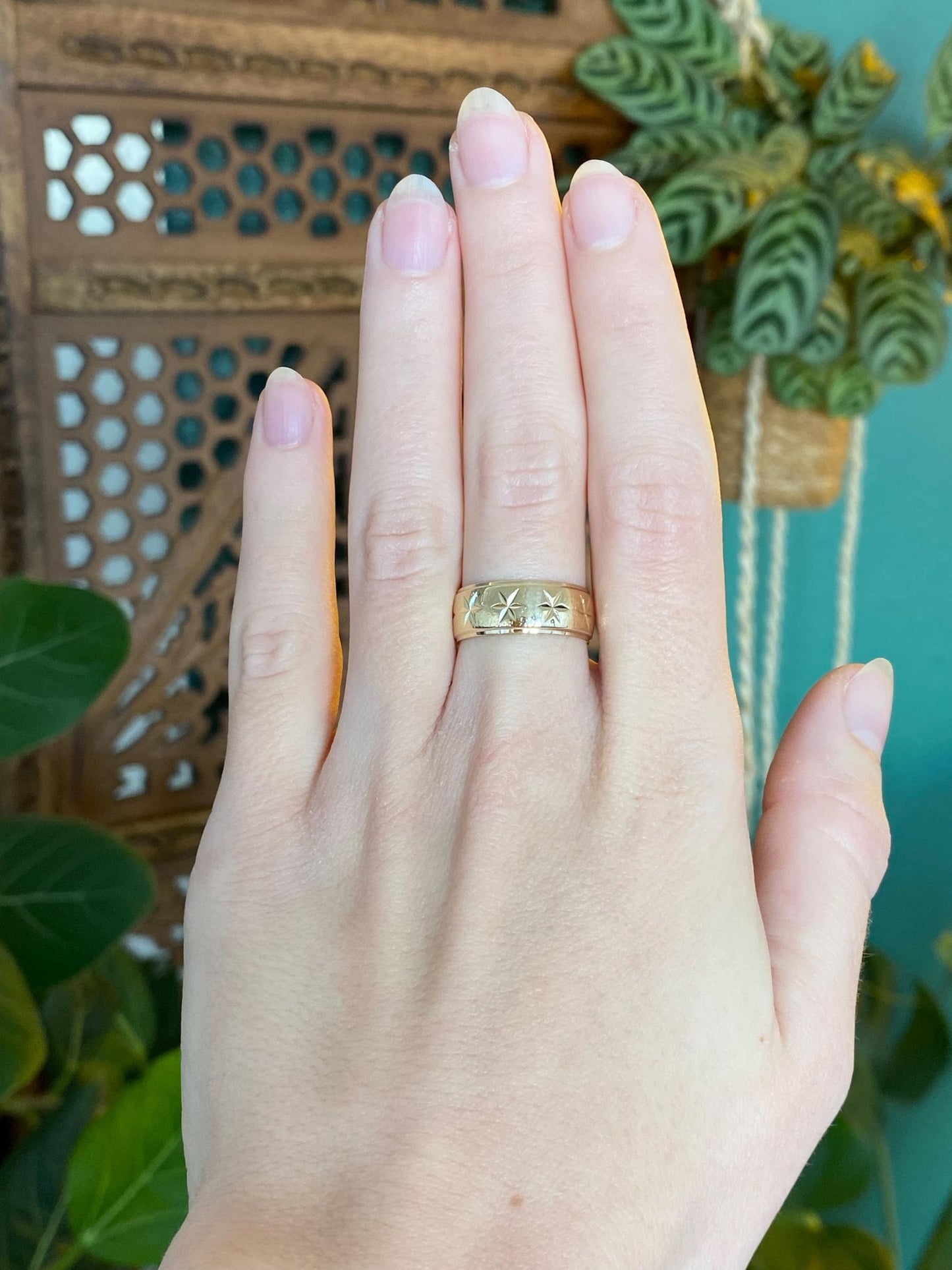 Vintage Solid 14k Yellow Gold Wide Star Set Design Ring Band - Size 6.75-7