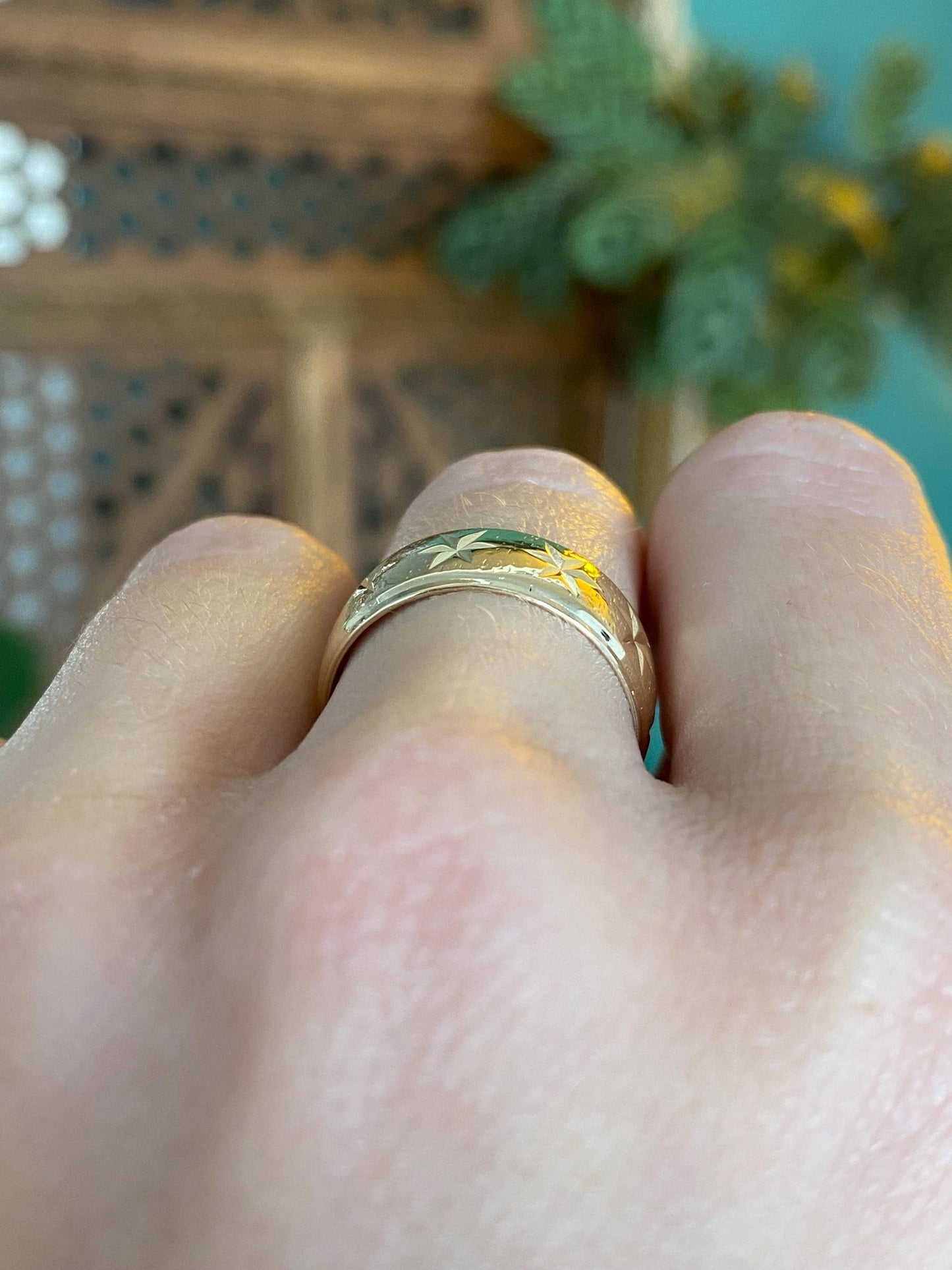 Vintage Solid 14k Yellow Gold Wide Star Set Design Ring Band - Size 6.75-7