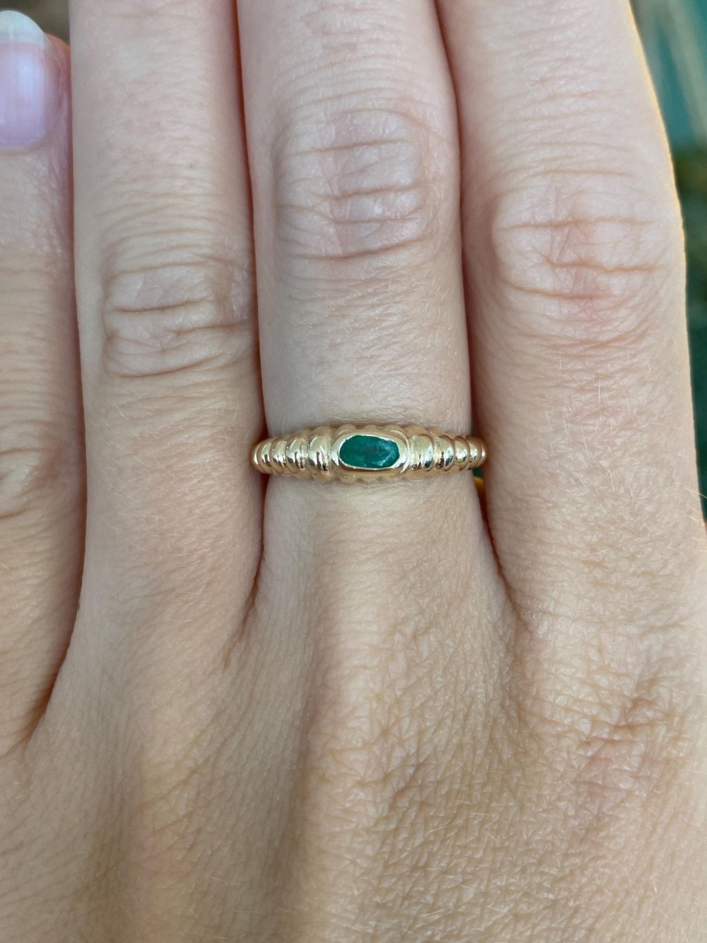 Vintage Solid 14k Yellow Gold Emerald Scalloped Ring - Size 6.75