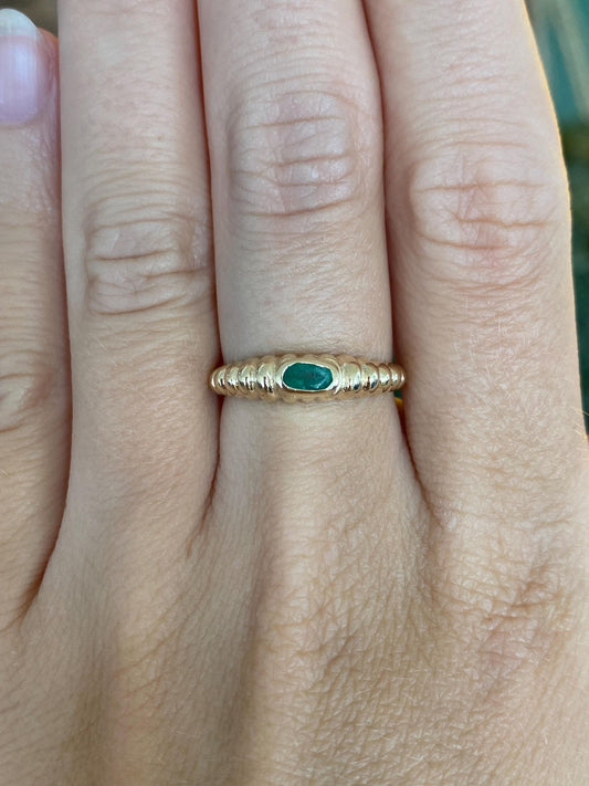 Vintage Solid 14k Yellow Gold Emerald Scalloped Ring - Size 6.75