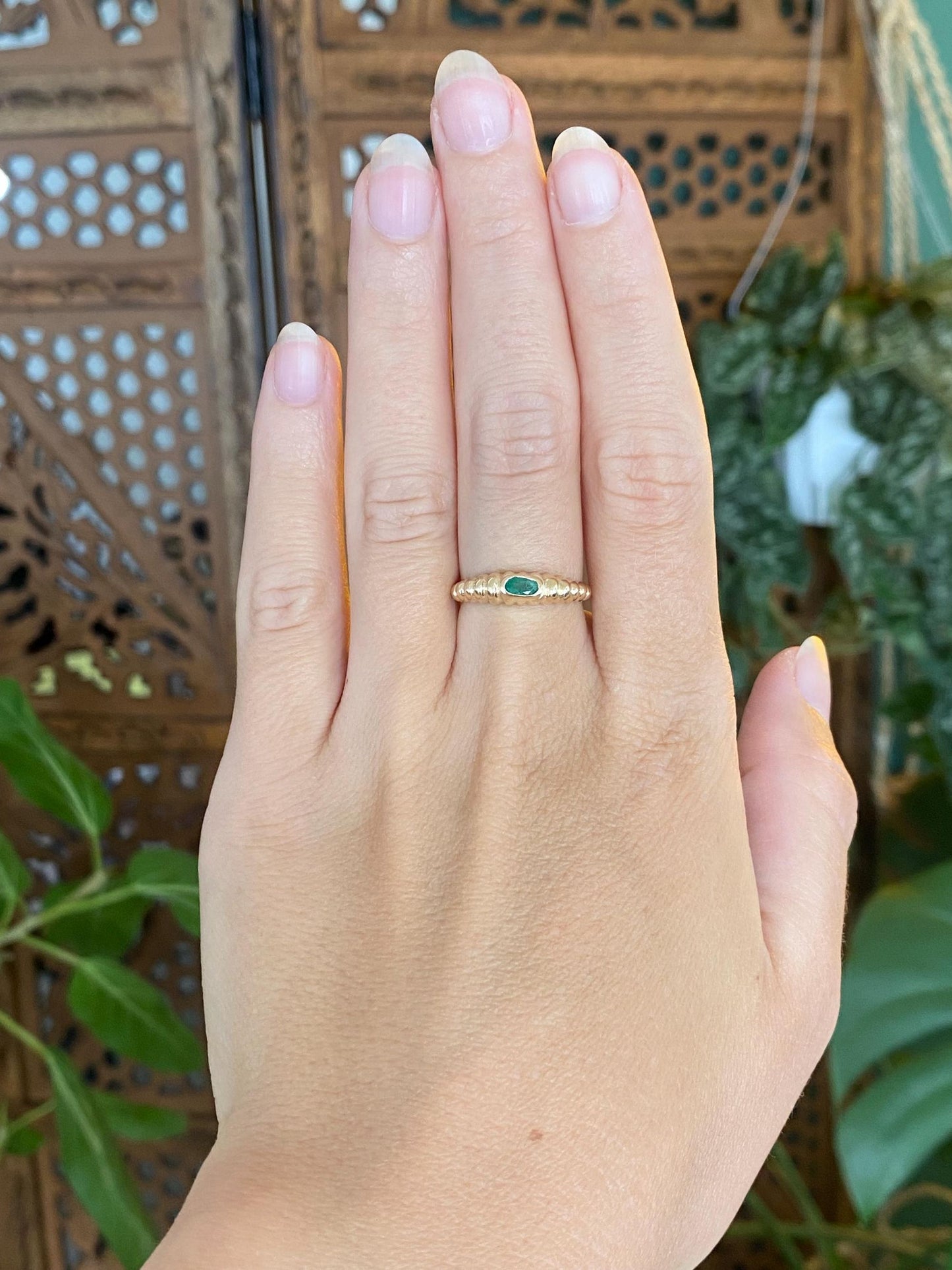 Vintage Solid 14k Yellow Gold Emerald Scalloped Ring - Size 6.75