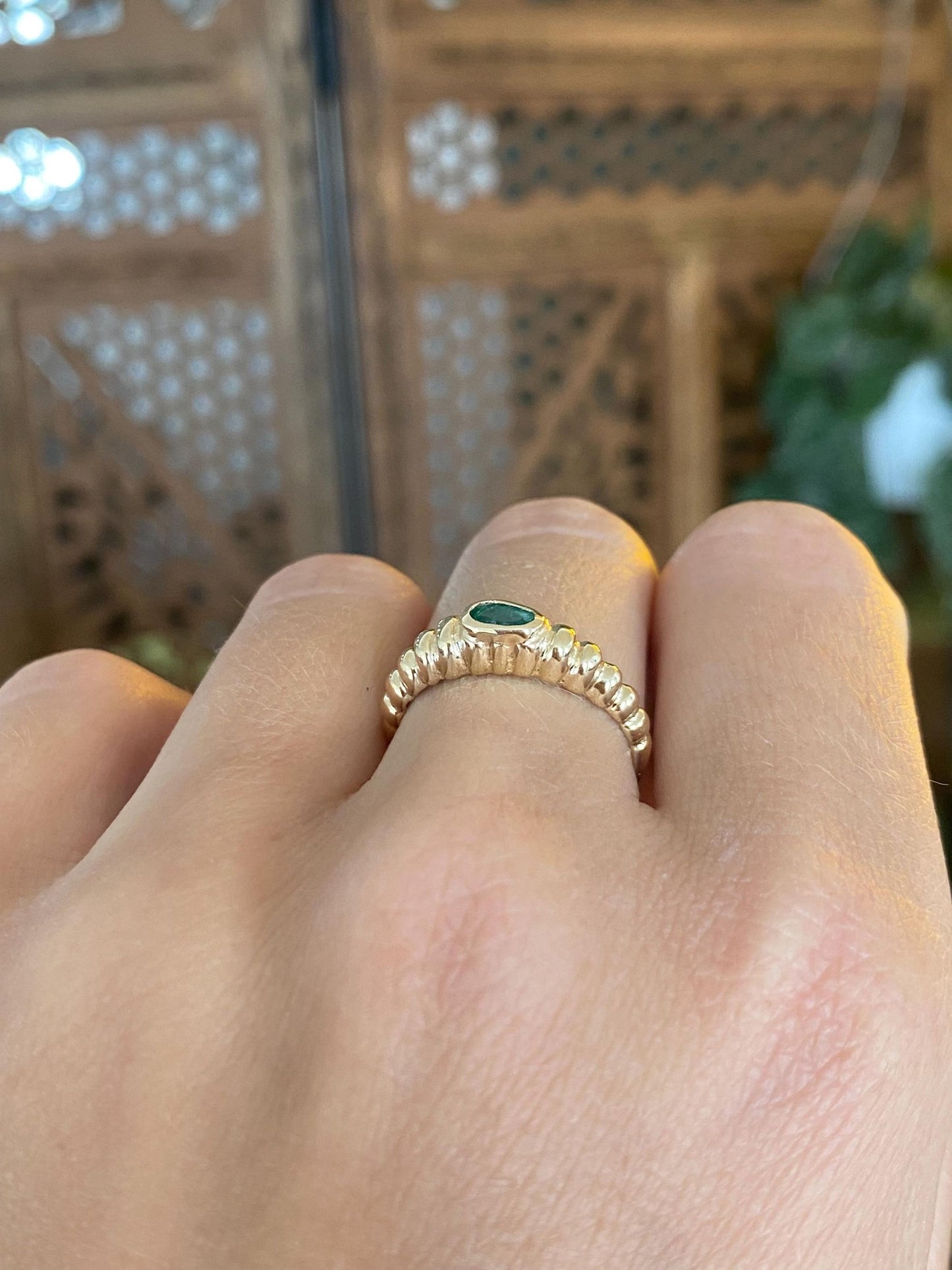 Vintage Solid 14k Yellow Gold Emerald Scalloped Ring - Size 6.75