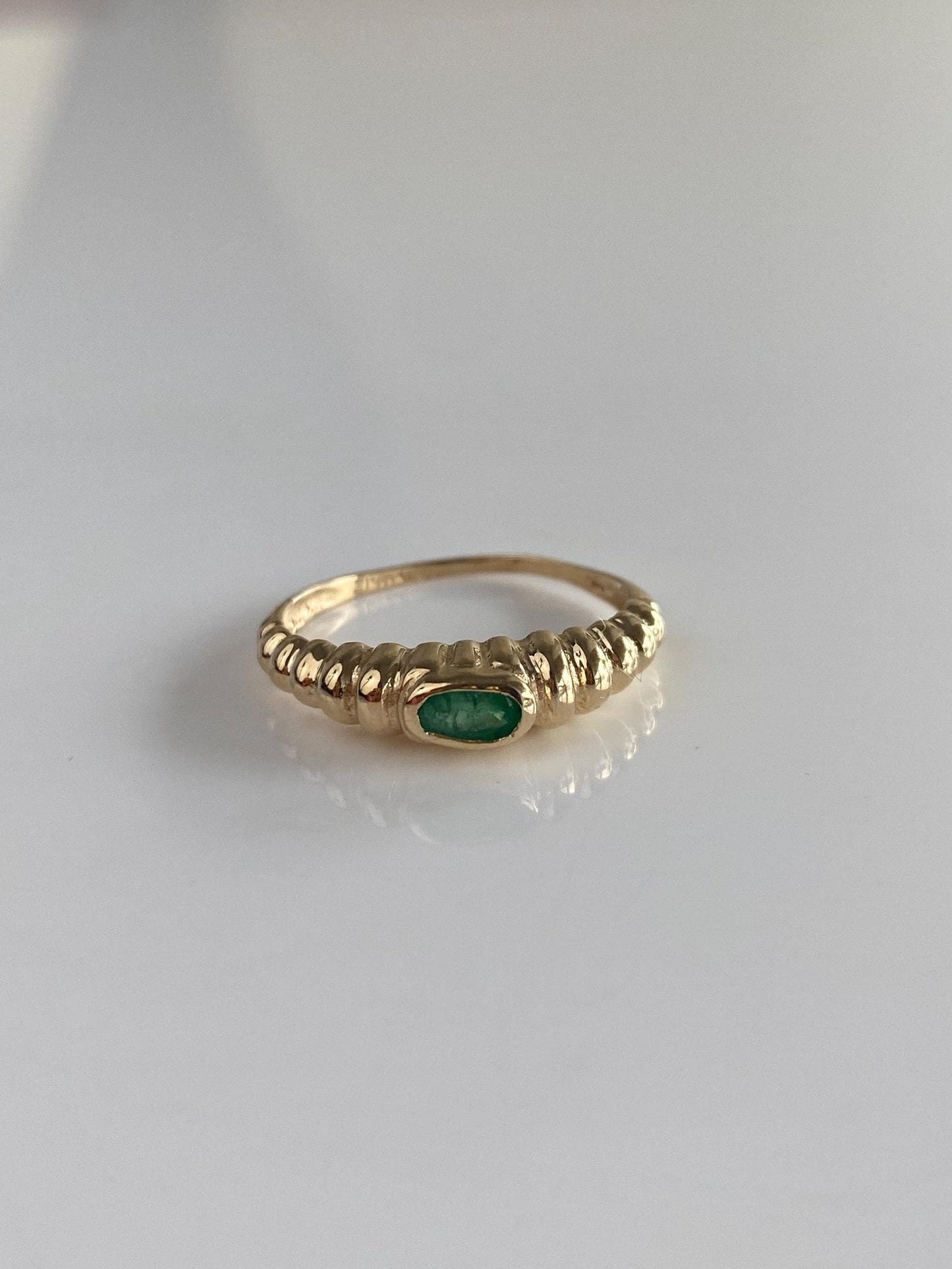 Vintage Solid 14k Yellow Gold Emerald Scalloped Ring - Size 6.75