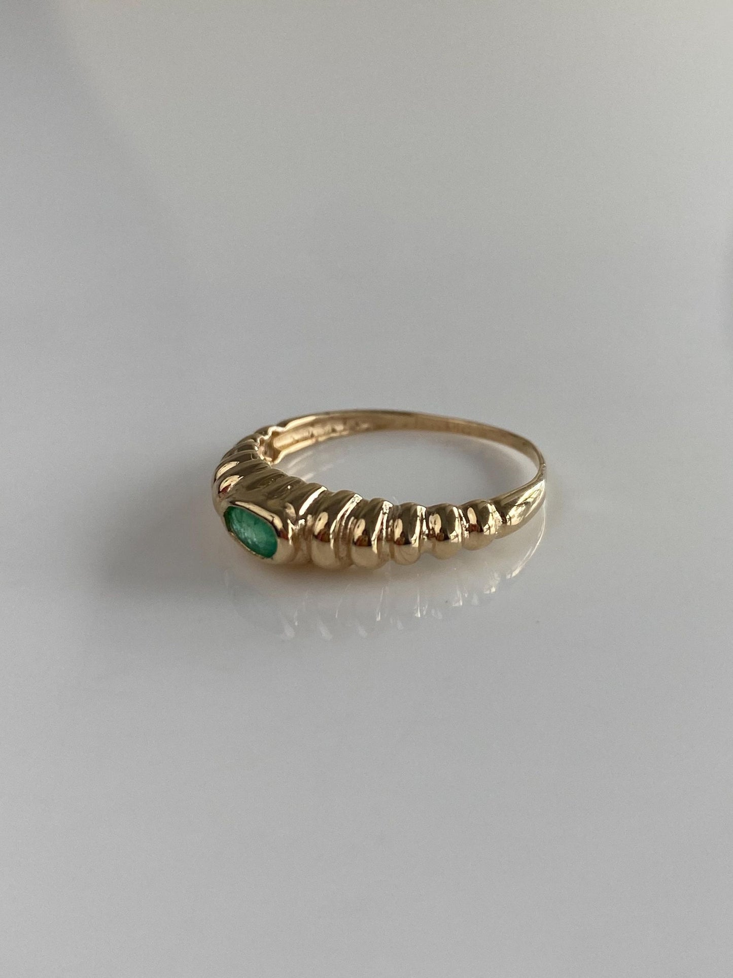Vintage Solid 14k Yellow Gold Emerald Scalloped Ring - Size 6.75