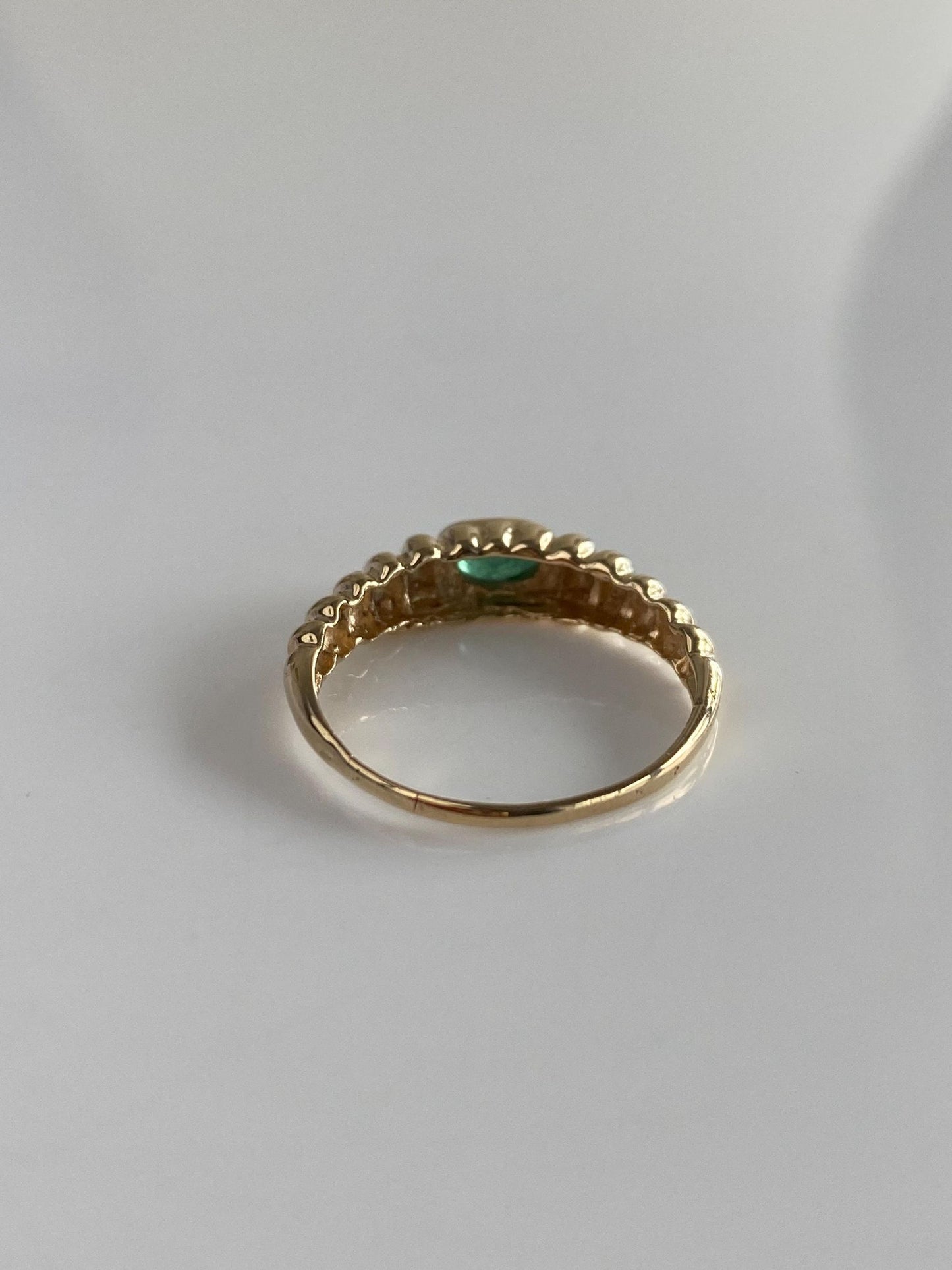 Vintage Solid 14k Yellow Gold Emerald Scalloped Ring - Size 6.75