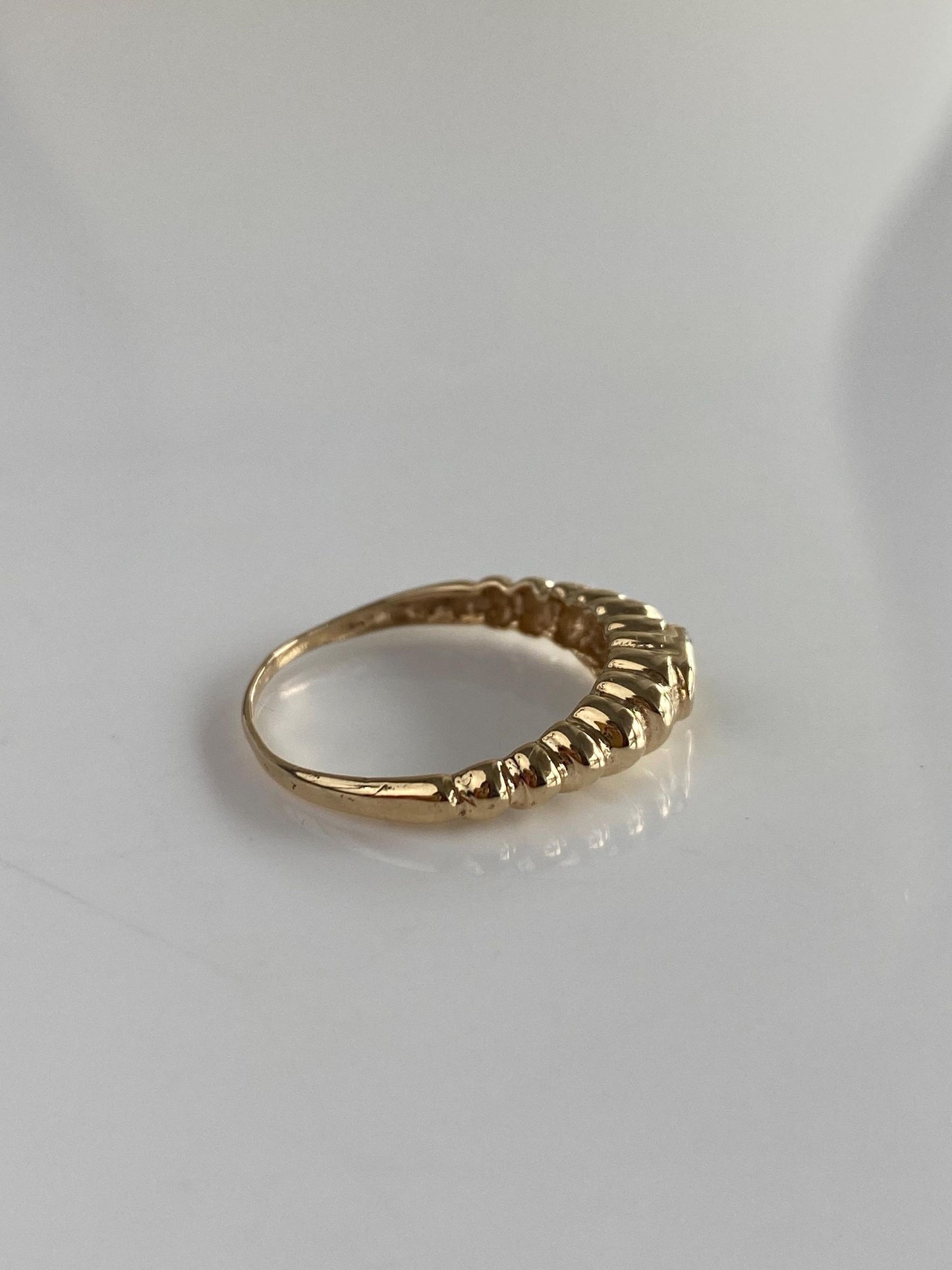 Vintage Solid 14k Yellow Gold Emerald Scalloped Ring - Size 6.75
