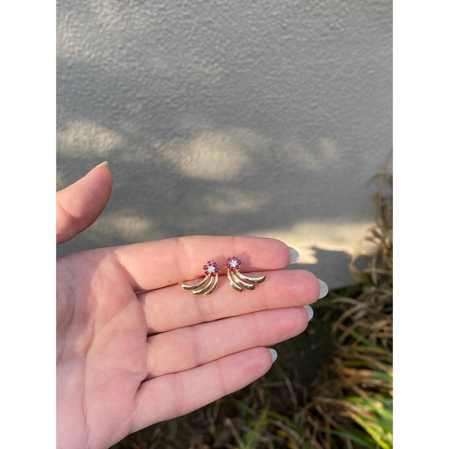 Vintage Solid 14k Yellow Gold Red Spinel Diamond Shooting Flower Stud Earrings