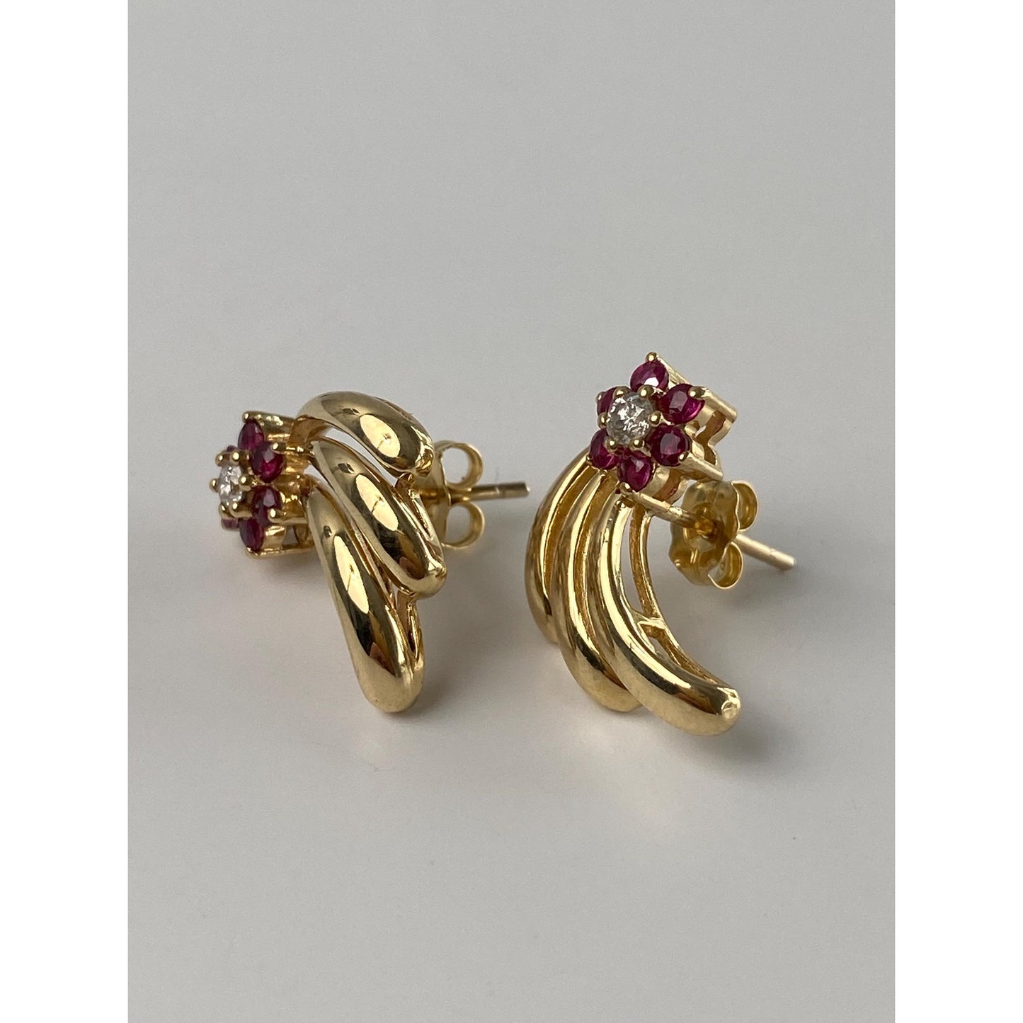 Vintage Solid 14k Yellow Gold Red Spinel Diamond Shooting Flower Stud Earrings