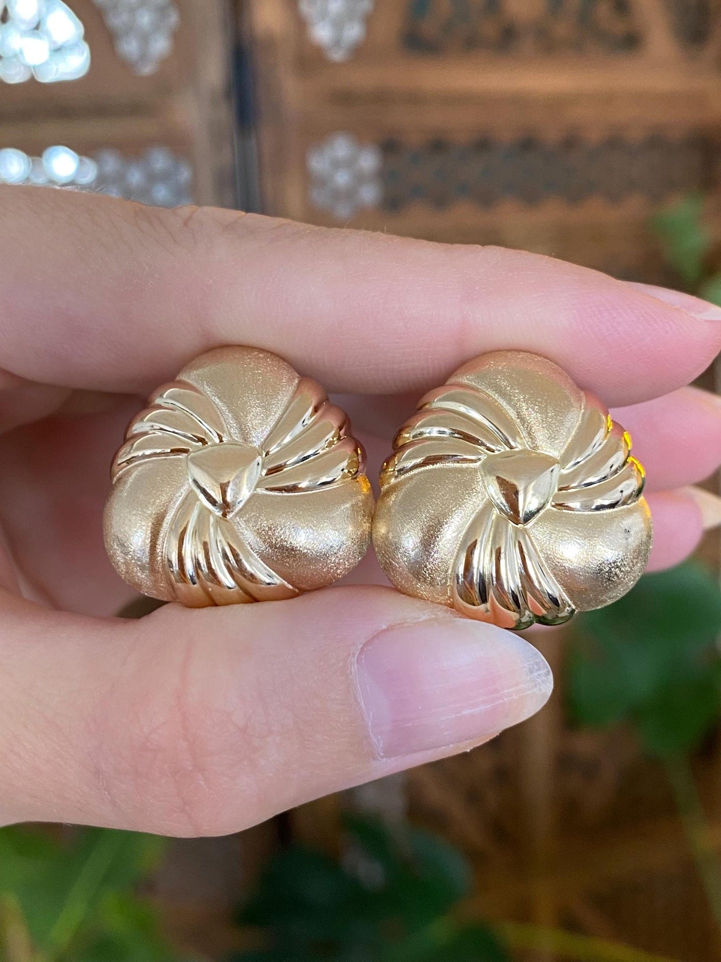 Vintage 14k Yellow Gold Designed Domed Stud Earrings