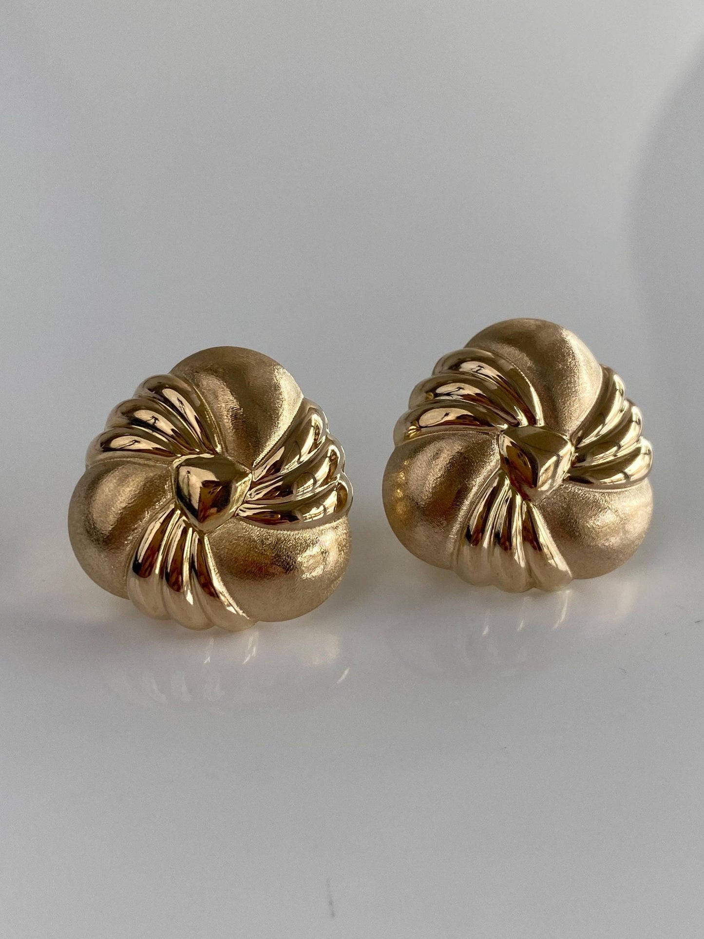 Vintage 14k Yellow Gold Designed Domed Stud Earrings