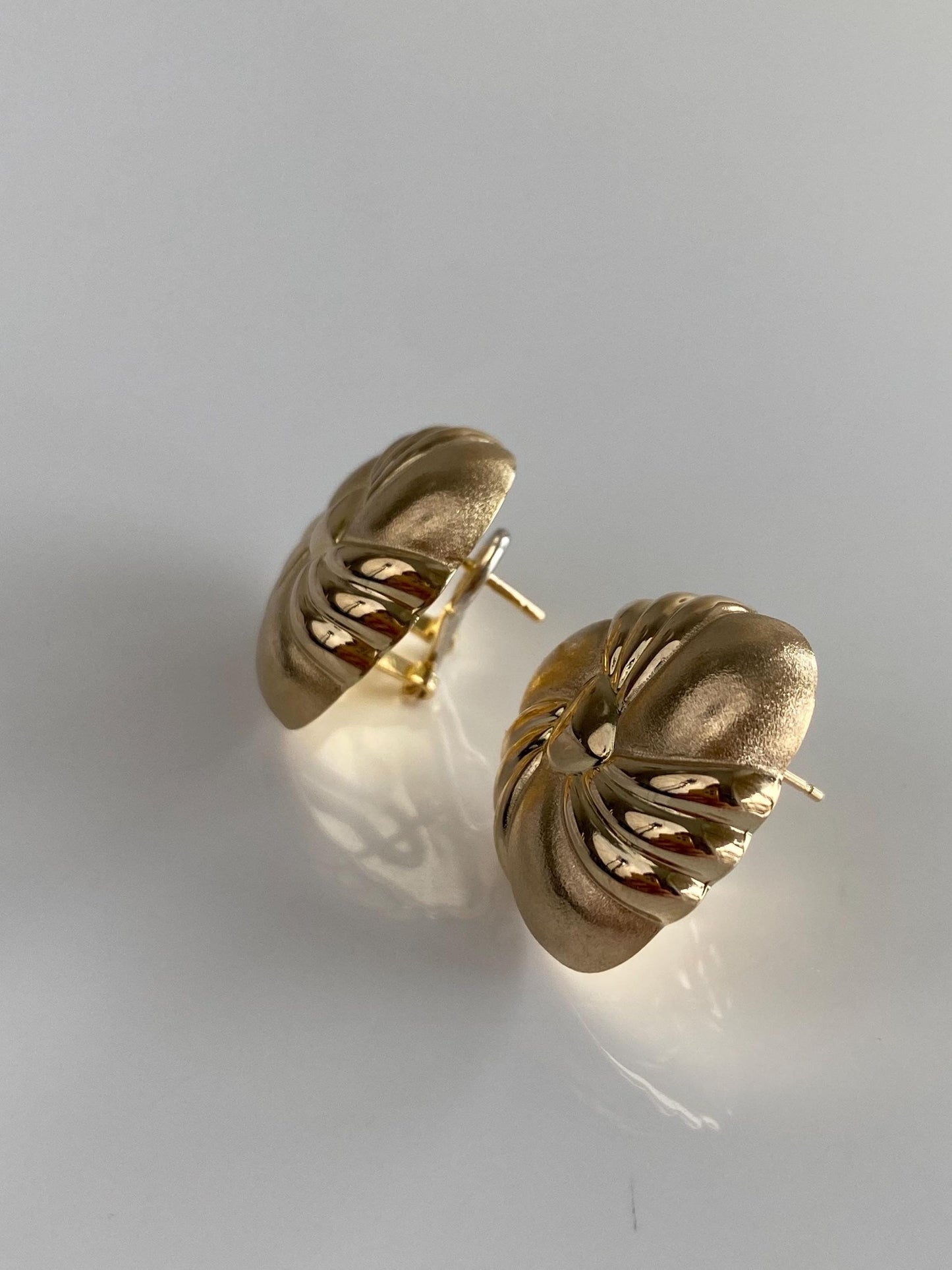 Vintage 14k Yellow Gold Designed Domed Stud Earrings
