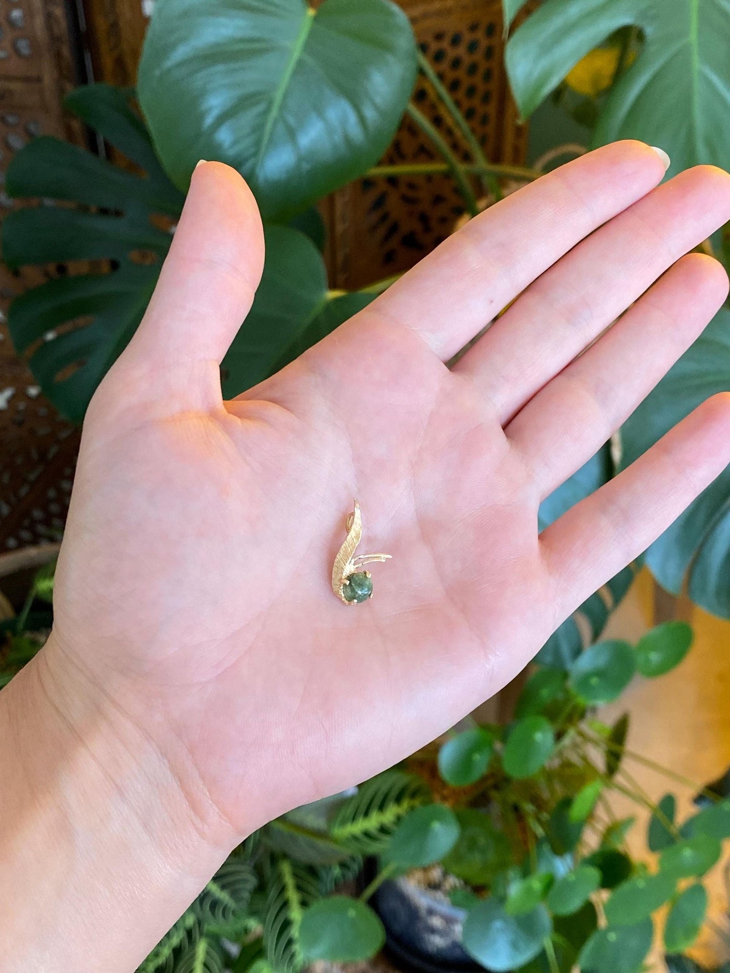 Vintage Solid 14k Yellow Gold Nephrite Twist Charm
