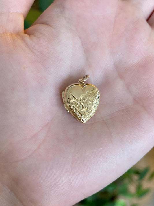 Vintage Solid 9k Yellow Gold Back & Front Shell Engraved Floral Heart Locket Charm