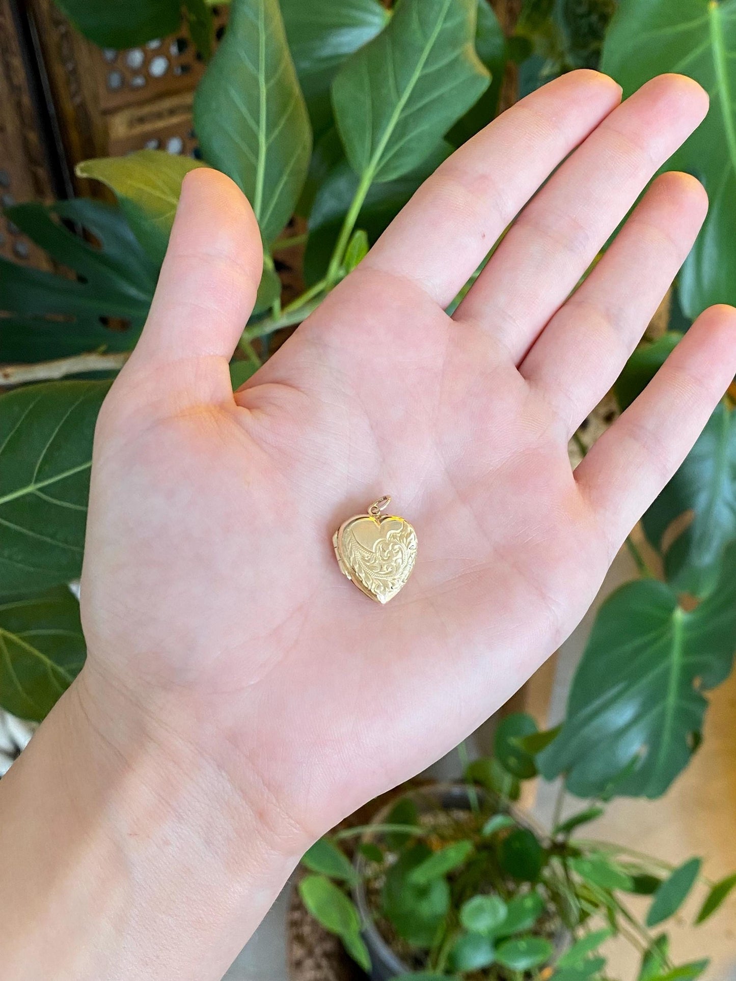 Vintage Solid 9k Yellow Gold Back & Front Shell Engraved Floral Heart Locket Charm