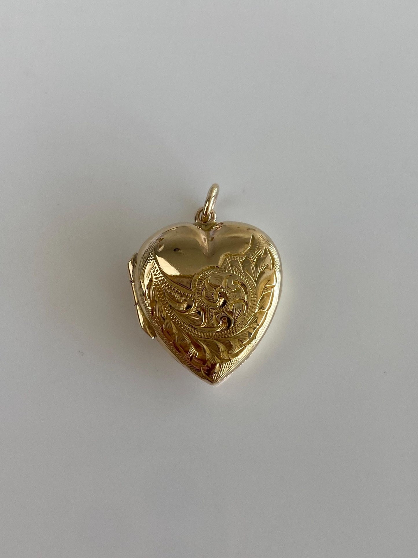 Vintage Solid 9k Yellow Gold Back & Front Shell Engraved Floral Heart Locket Charm