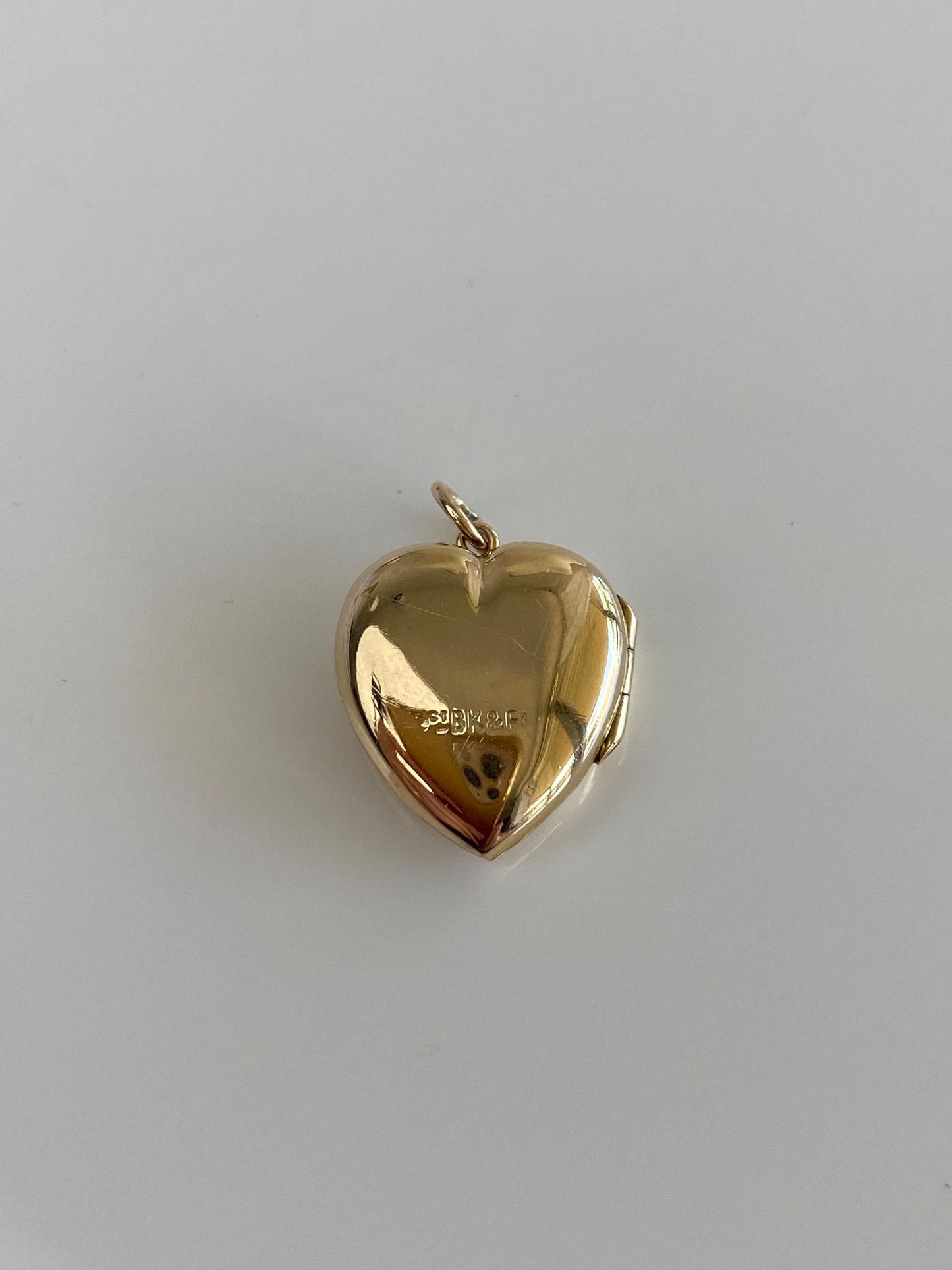 Vintage Solid 9k Yellow Gold Back & Front Shell Engraved Floral Heart Locket Charm