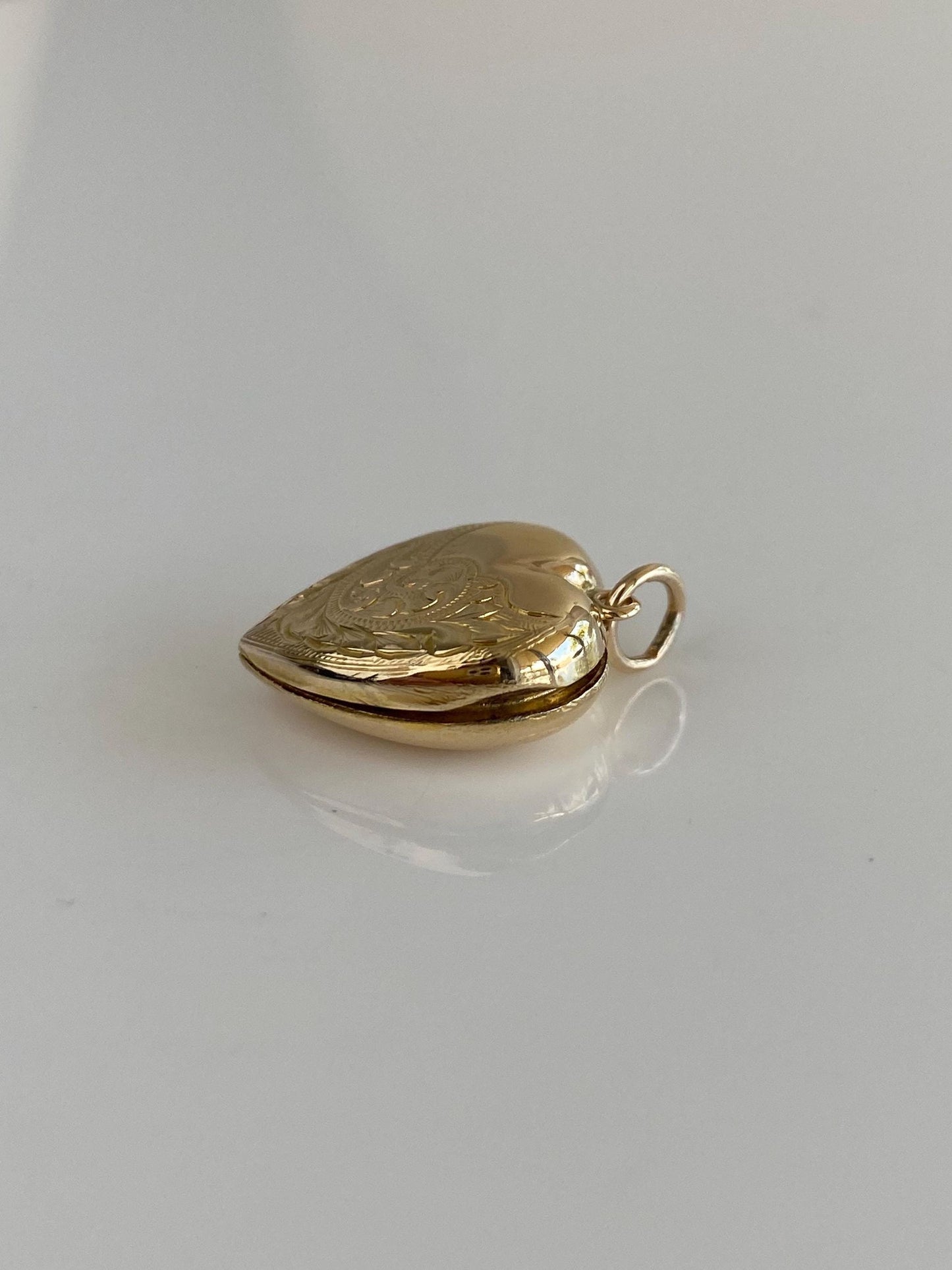 Vintage Solid 9k Yellow Gold Back & Front Shell Engraved Floral Heart Locket Charm