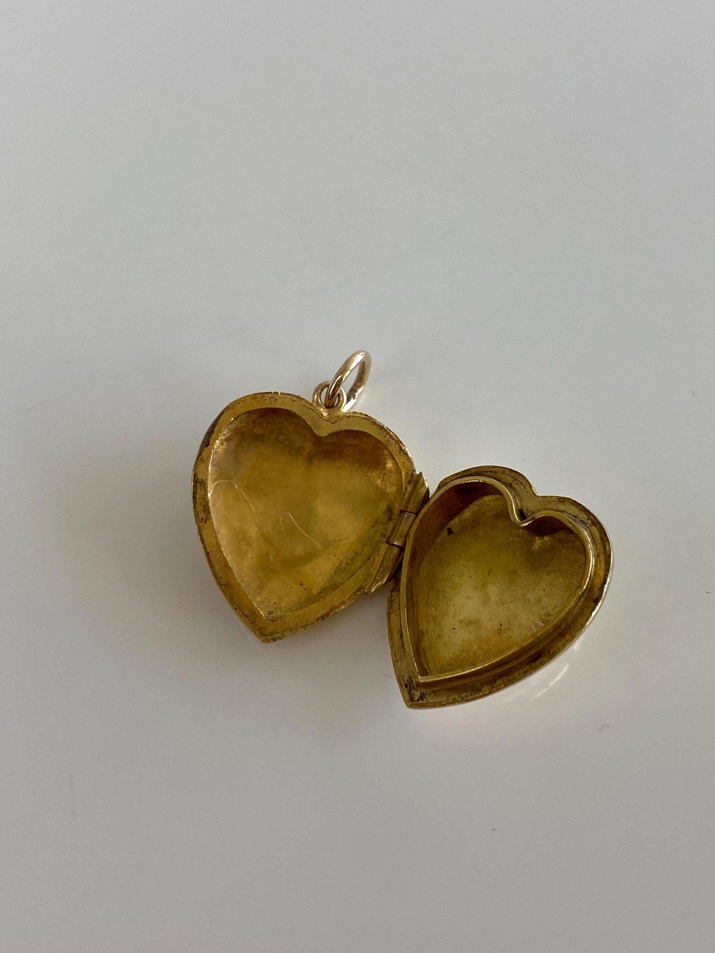 Vintage Solid 9k Yellow Gold Back & Front Shell Engraved Floral Heart Locket Charm