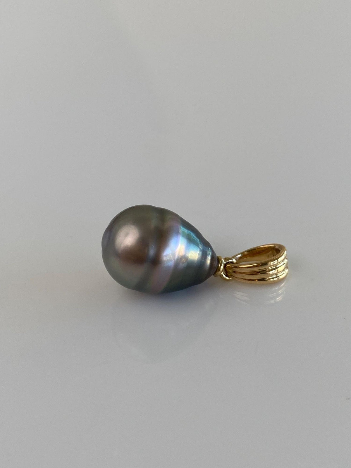 Vintage Solid 18k Yellow Gold Peacock Baroque Pearl Charm