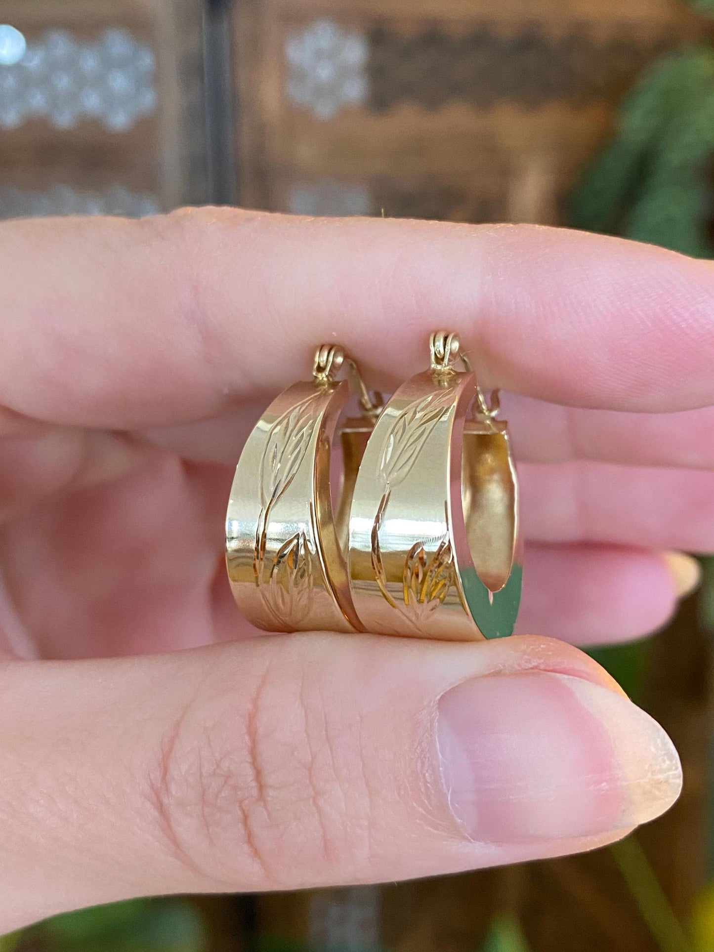 Vintage 14k Yellow Gold Engraved Leaves Tapered Hoop Earrings