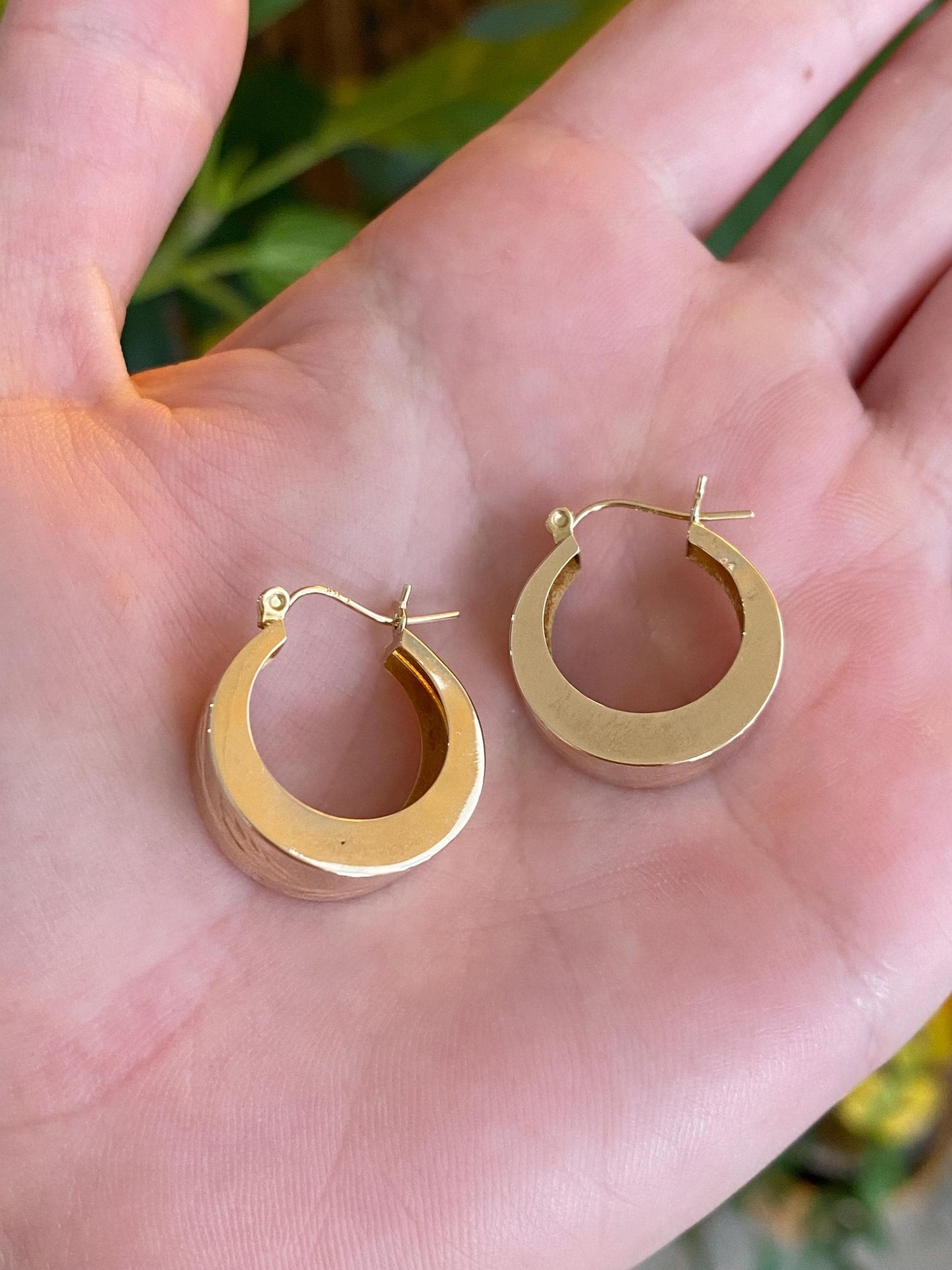 Vintage 14k Yellow Gold Engraved Leaves Tapered Hoop Earrings