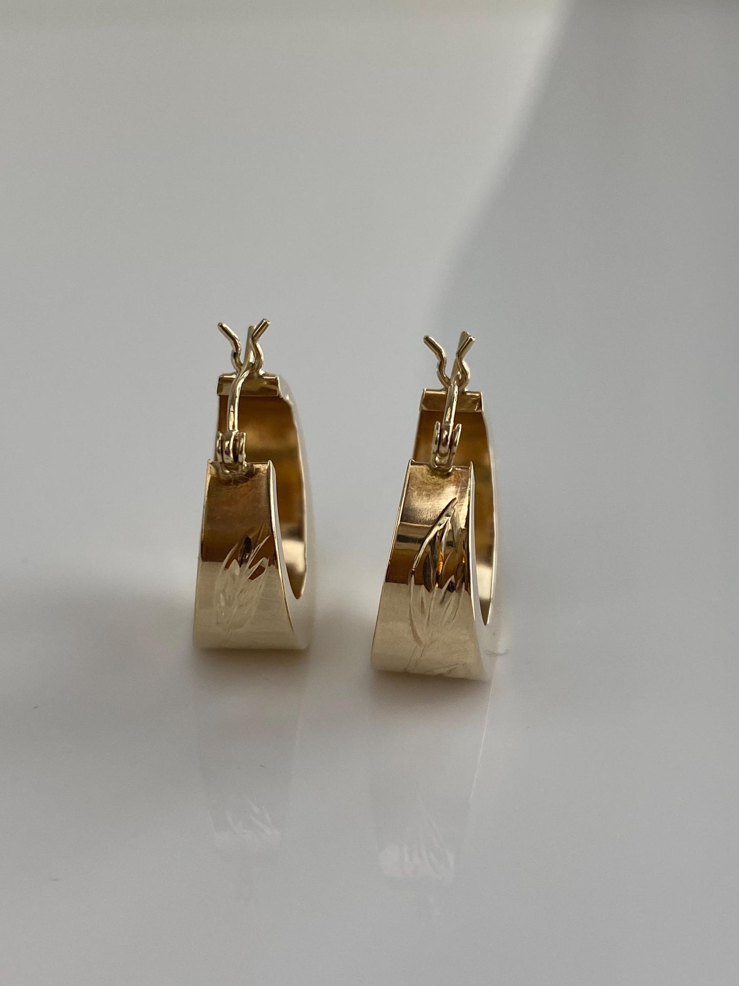 Vintage 14k Yellow Gold Engraved Leaves Tapered Hoop Earrings