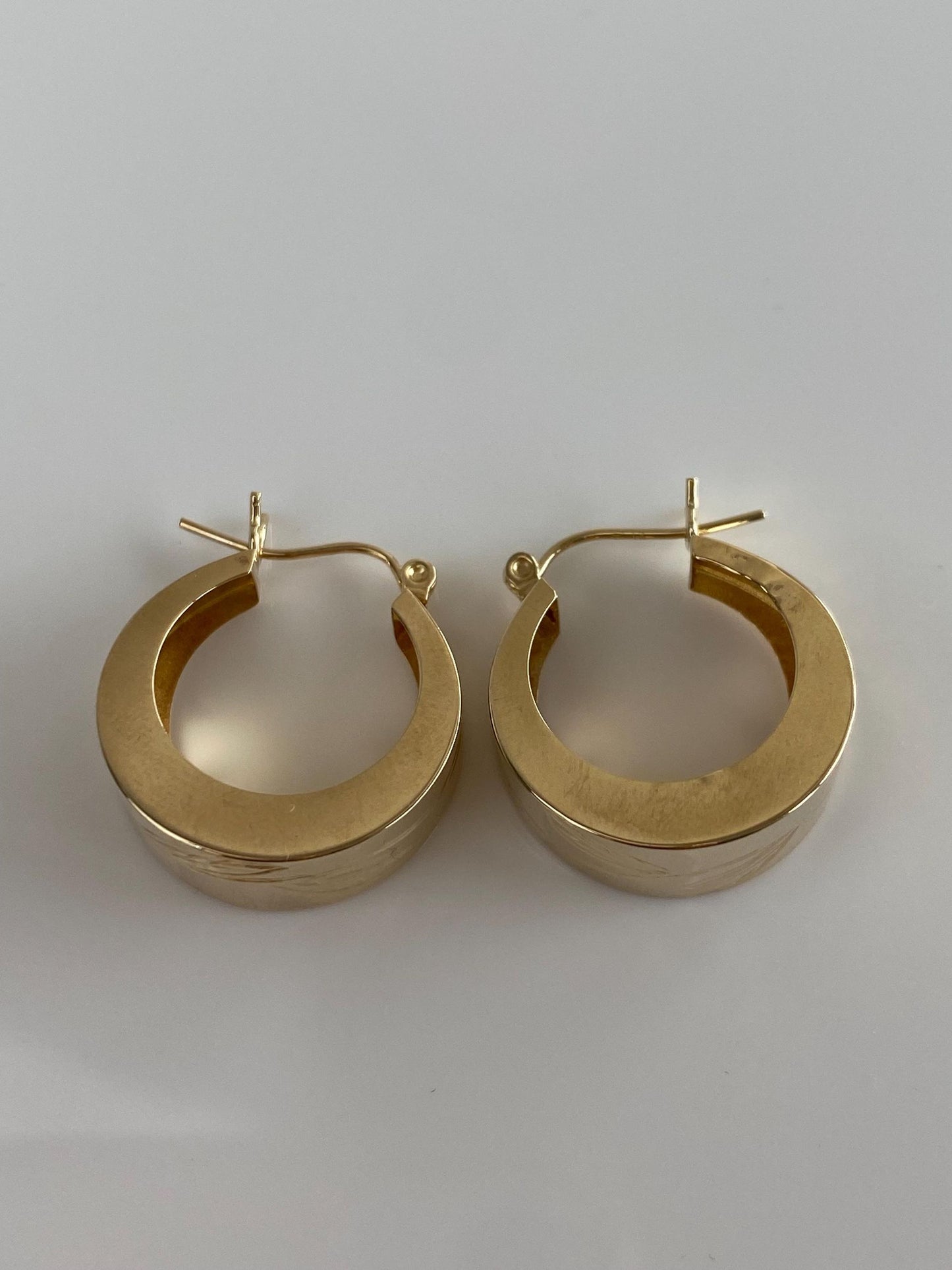 Vintage 14k Yellow Gold Engraved Leaves Tapered Hoop Earrings